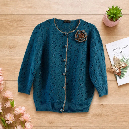 Gilet Cardigan Court Luisa Spagnoli Maille Ajourée Bleu Canard Pétrole 94% Laine Vierge 5% Acétate Manches 3/4 Boutons Ornés Finitions Crochet Cuivré Broche Fleur Amovible Made in Italy – Femme – Taille L