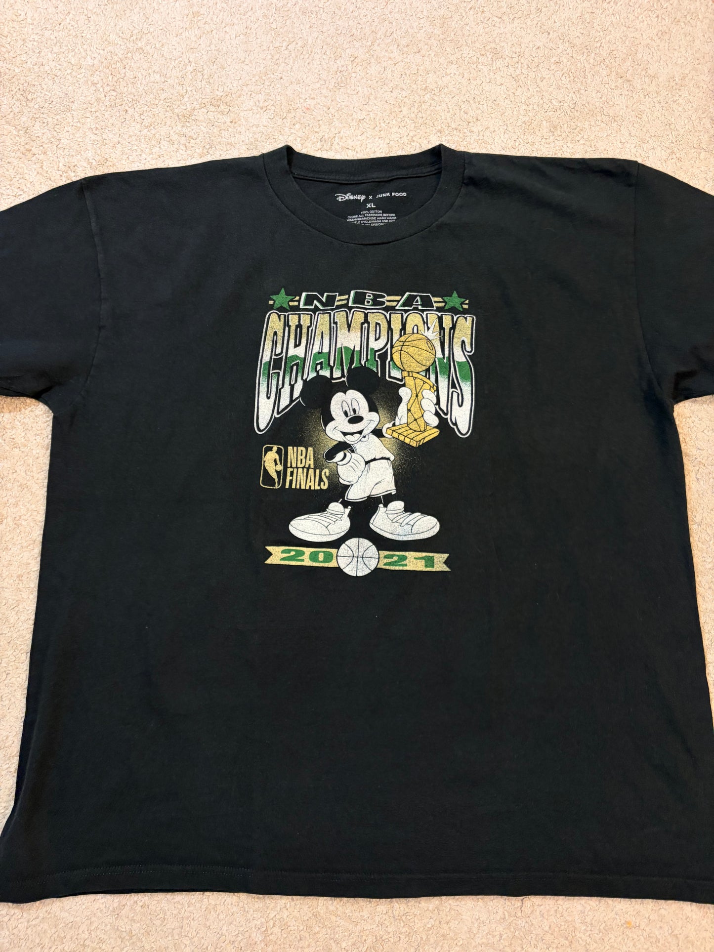 T-shirt Disney x Junk Food Milwaukee Bucks NBA Champions 2021 Noir – Mixte – Taille XL