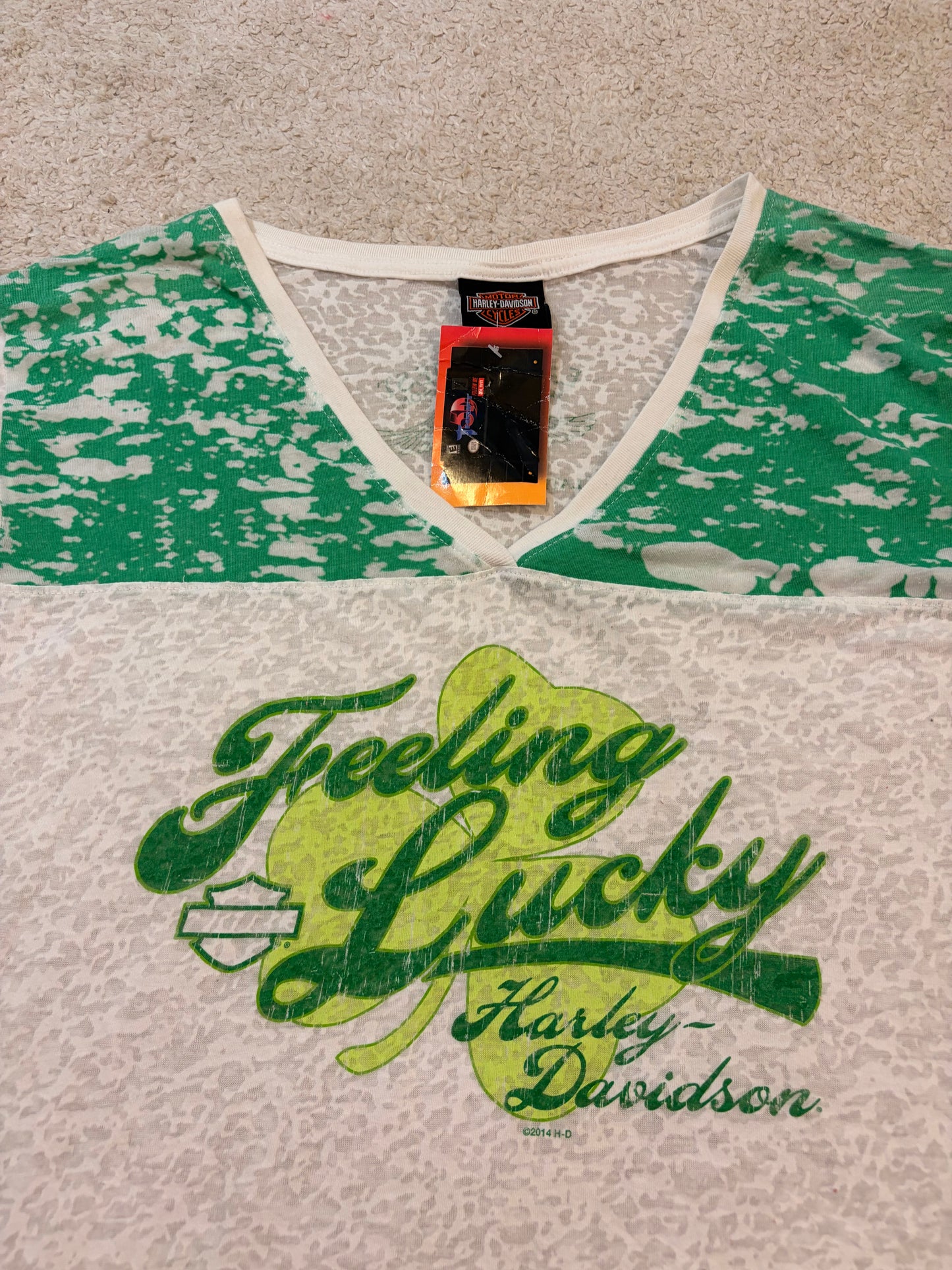 T-shirt Harley-Davidson « Feeling Lucky » Blanc/Vert – Neuf avec Étiquette – Femme – Taille 2XL