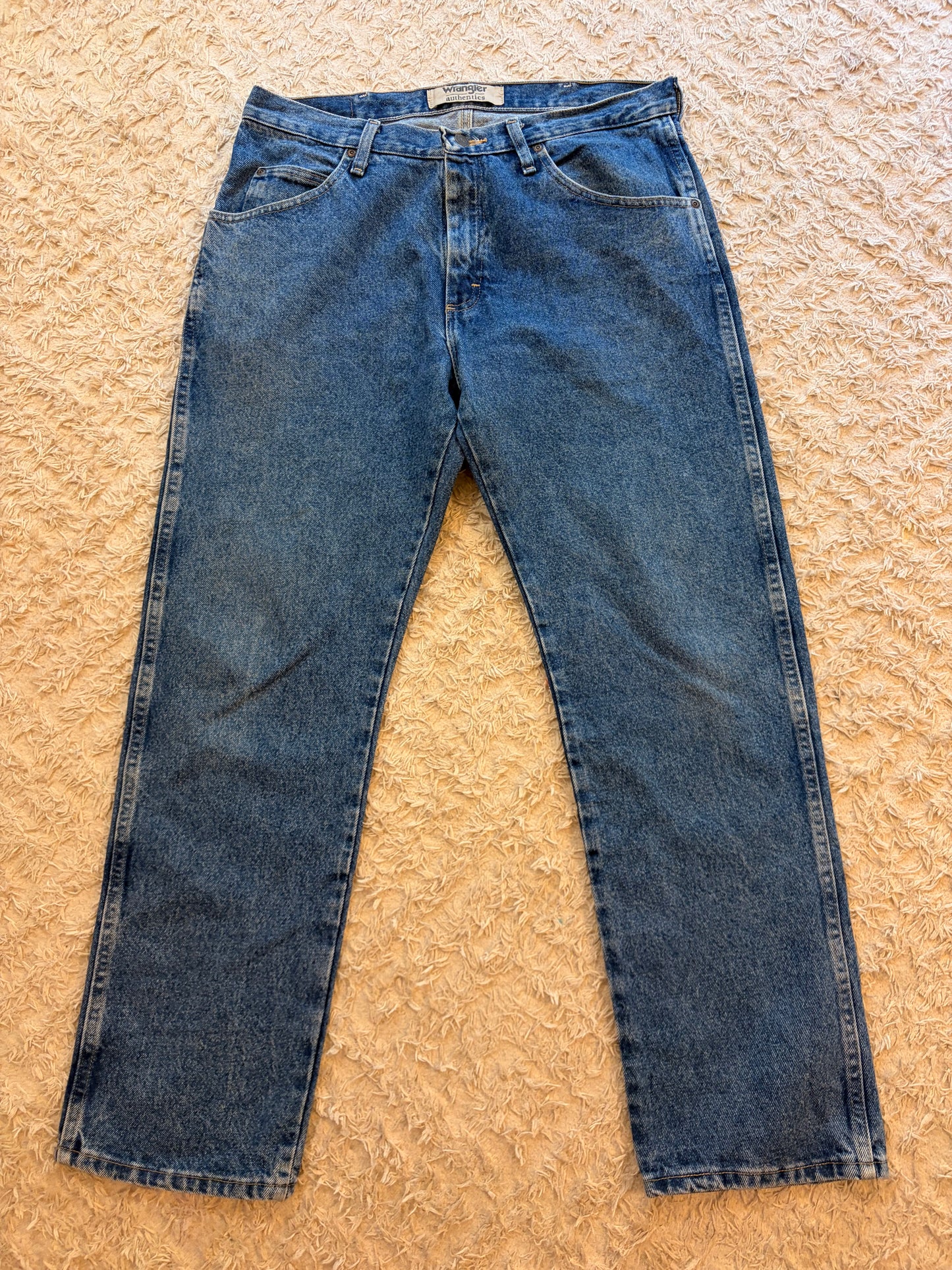 Jean Wrangler Authentics Regular Straight Bleu Moyen Stonewash 100% Coton W34/L30 Patch Arrière – Homme – Taille 44