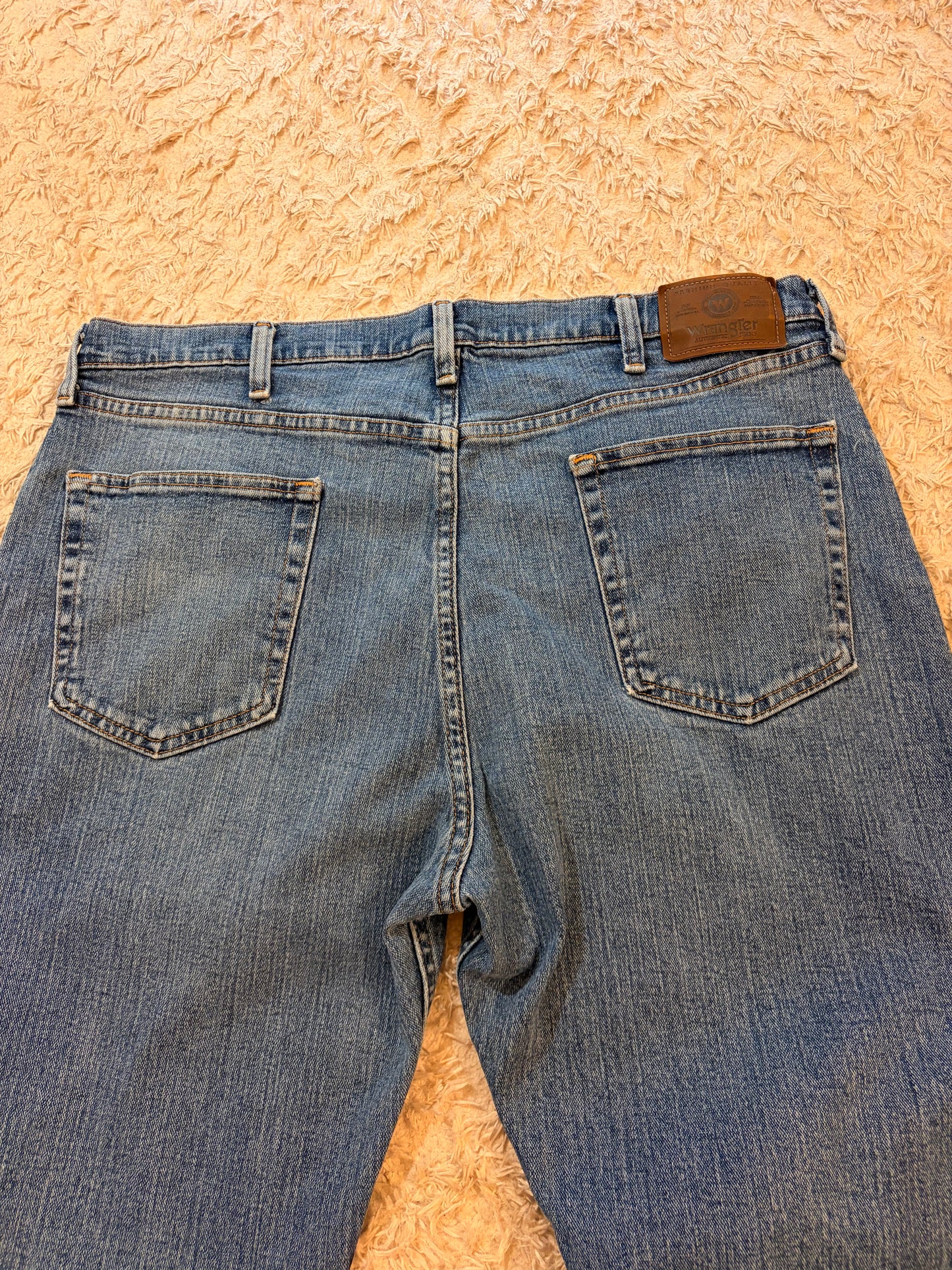 Jean Wrangler Authentics Regular Fit Bleu Stonewash W38/L29 99% Coton 1% Élasthanne Denim Stretch – Homme