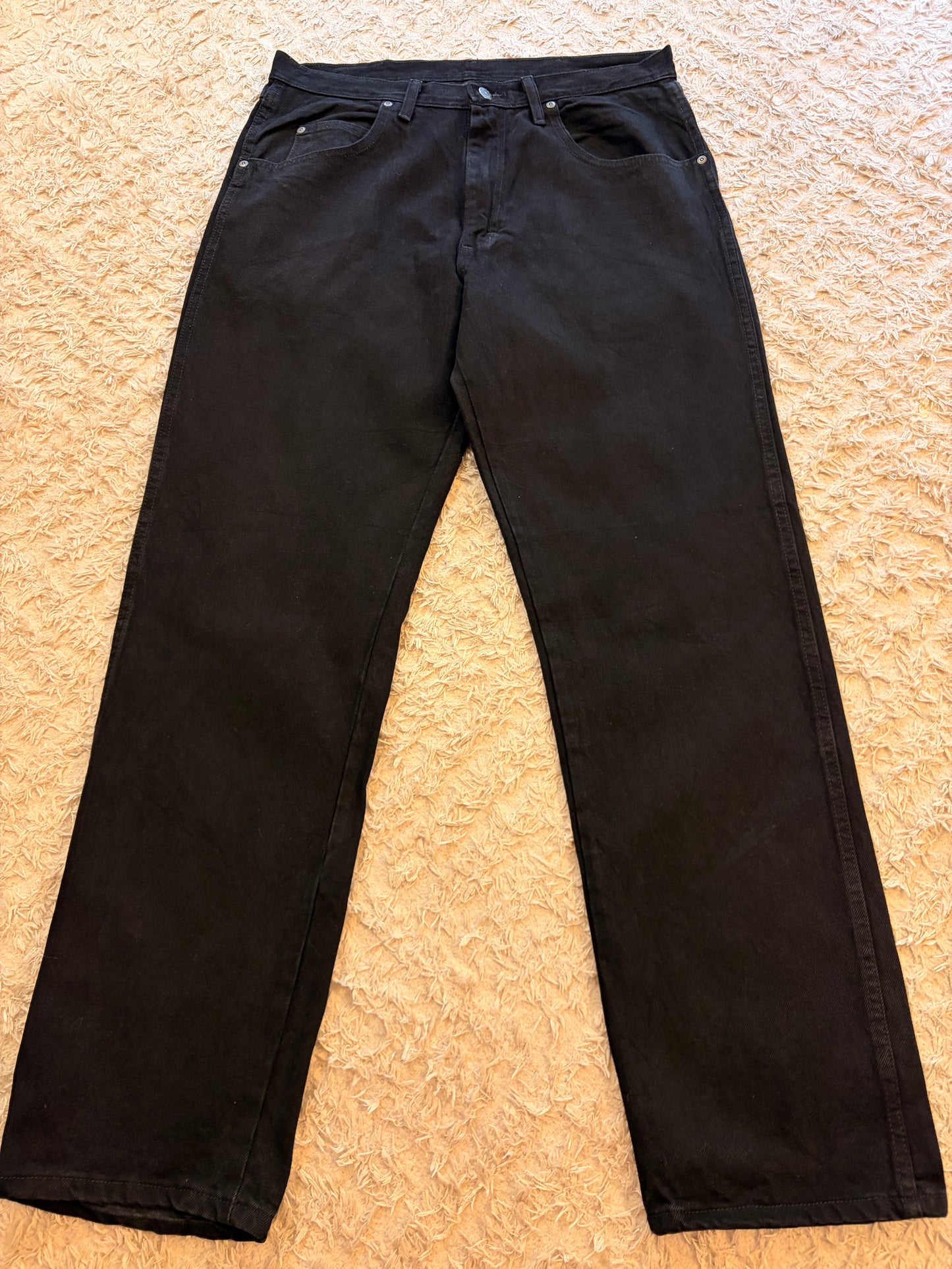 Jean Wrangler Regular Straight Noir Uni 100% Coton Made in Mexico Surpiqûres W W35/L32 – Homme