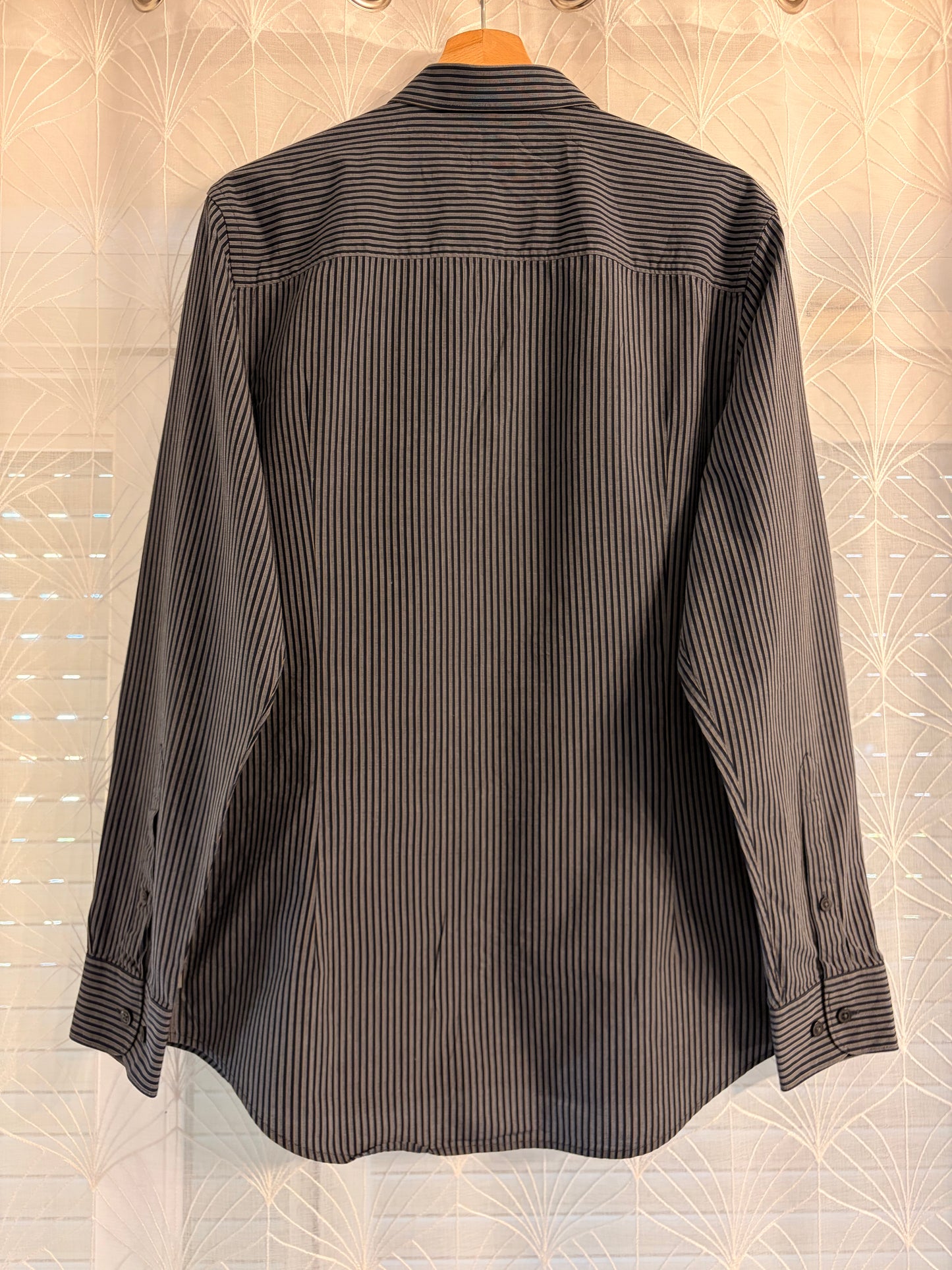 Chemise Perry Ellis Slim Fit Rayures Fines Bleu Marine/Gris Anthracite/Beige Doré 100% Coton Manches Longues – Homme – Taille M