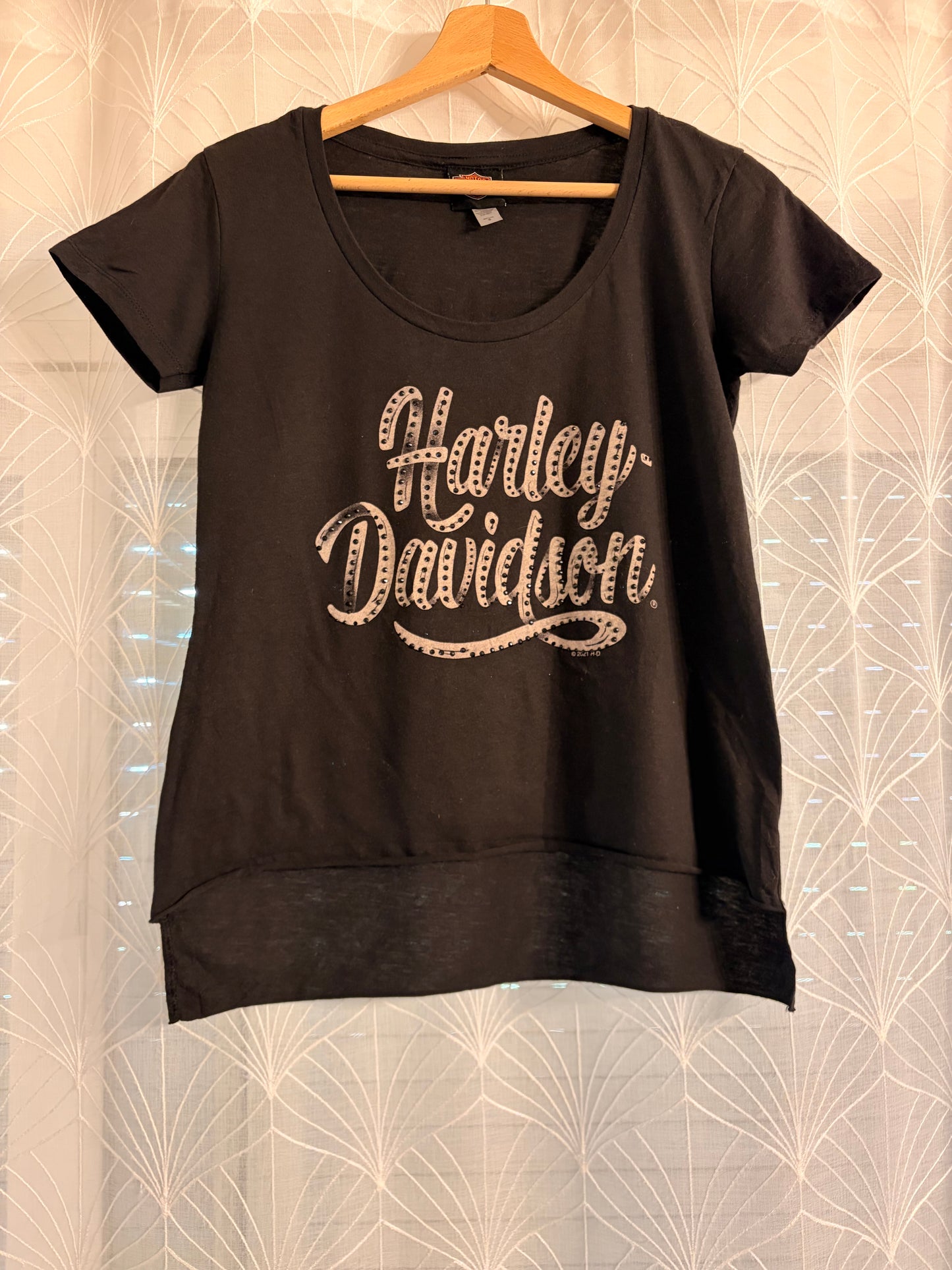 T-shirt Harley-Davidson 50ème Anniversaire Apol's Minnesota 1972-2022 Noir Strass Noirs Lettrage Argenté Bas Asymmétrique – Femme – Taille S