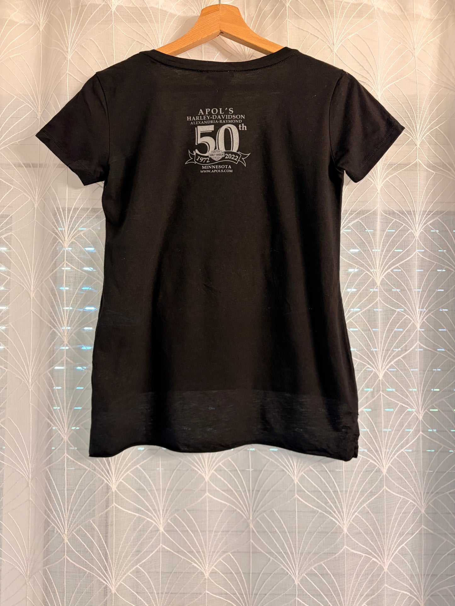 T-shirt Harley-Davidson 50ème Anniversaire Apol's Minnesota 1972-2022 Noir Strass Noirs Lettrage Argenté Bas Asymmétrique – Femme – Taille S