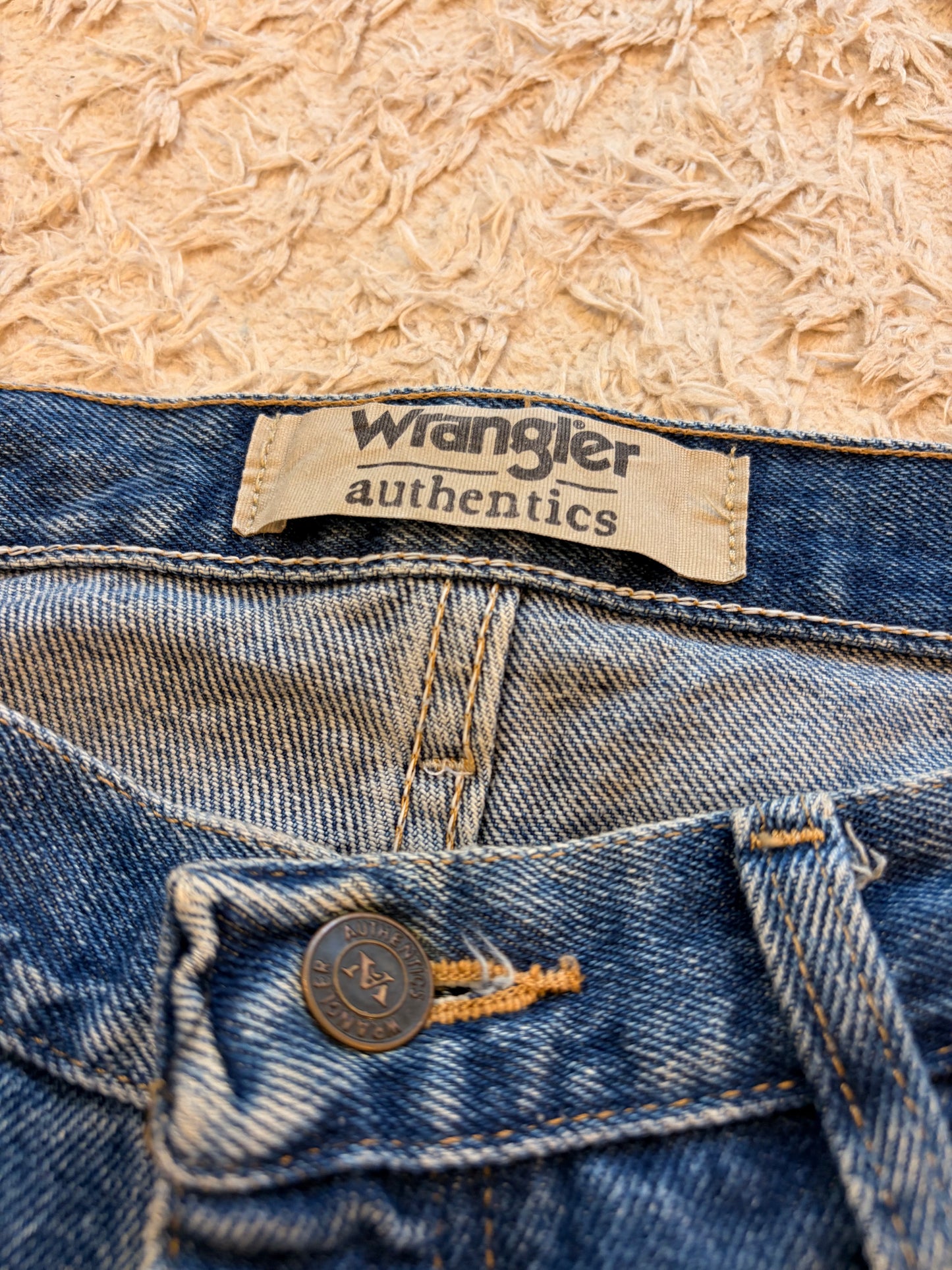 Jean Wrangler Authentics Regular Straight Bleu Moyen Stonewash 100% Coton W34/L30 Patch Arrière – Homme – Taille 44