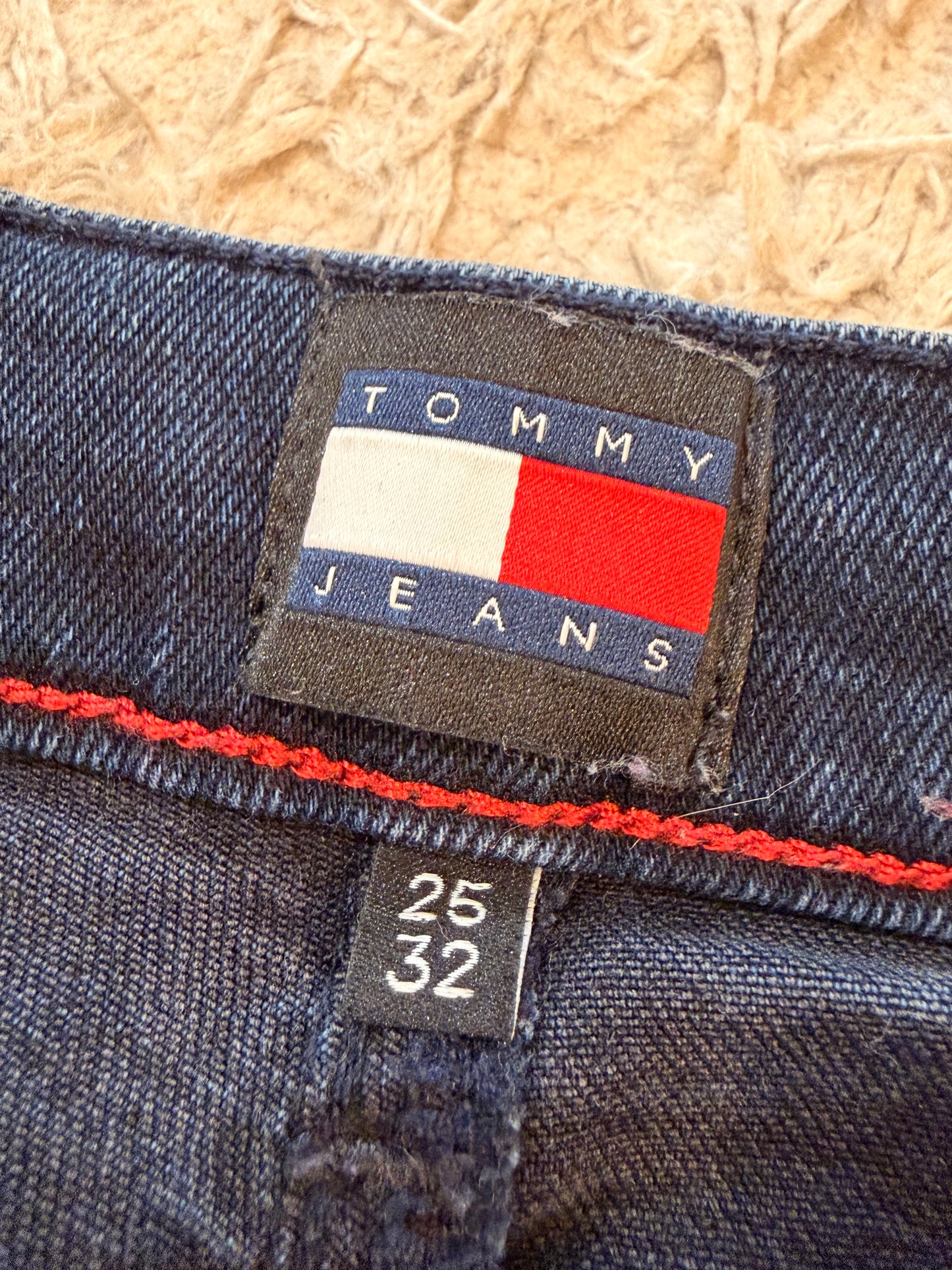 Jean Tommy Jeans Sylvia High Flare Bleu Foncé Brut W25/L32 98% Coton 2% Élasthanne Raw Hem Taille Haute – Femme