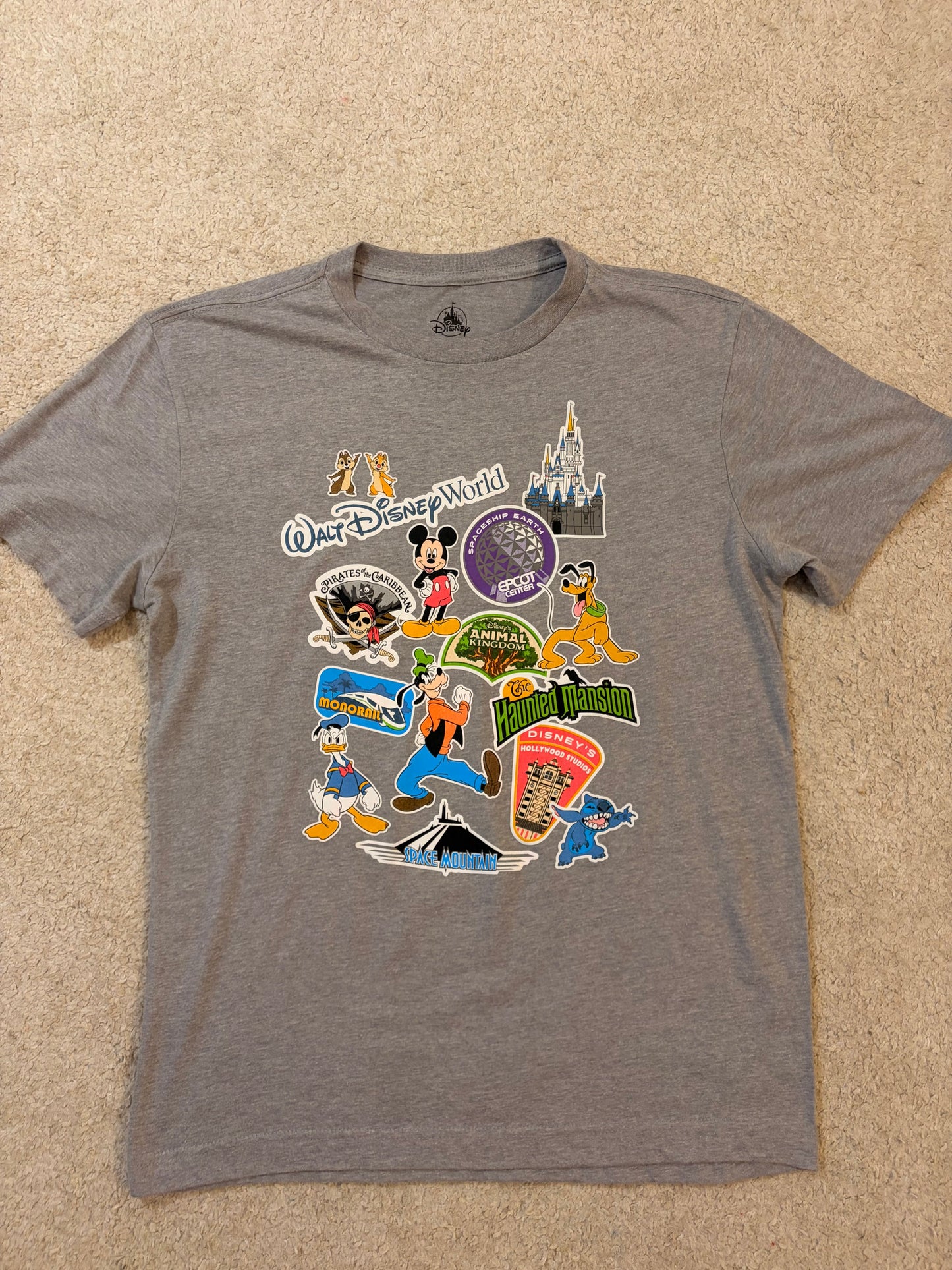 T-shirt Walt Disney World Multi-Logos Attractions Badges Mickey Stitch EPCOT Gris Chiné – Mixte – Taille L