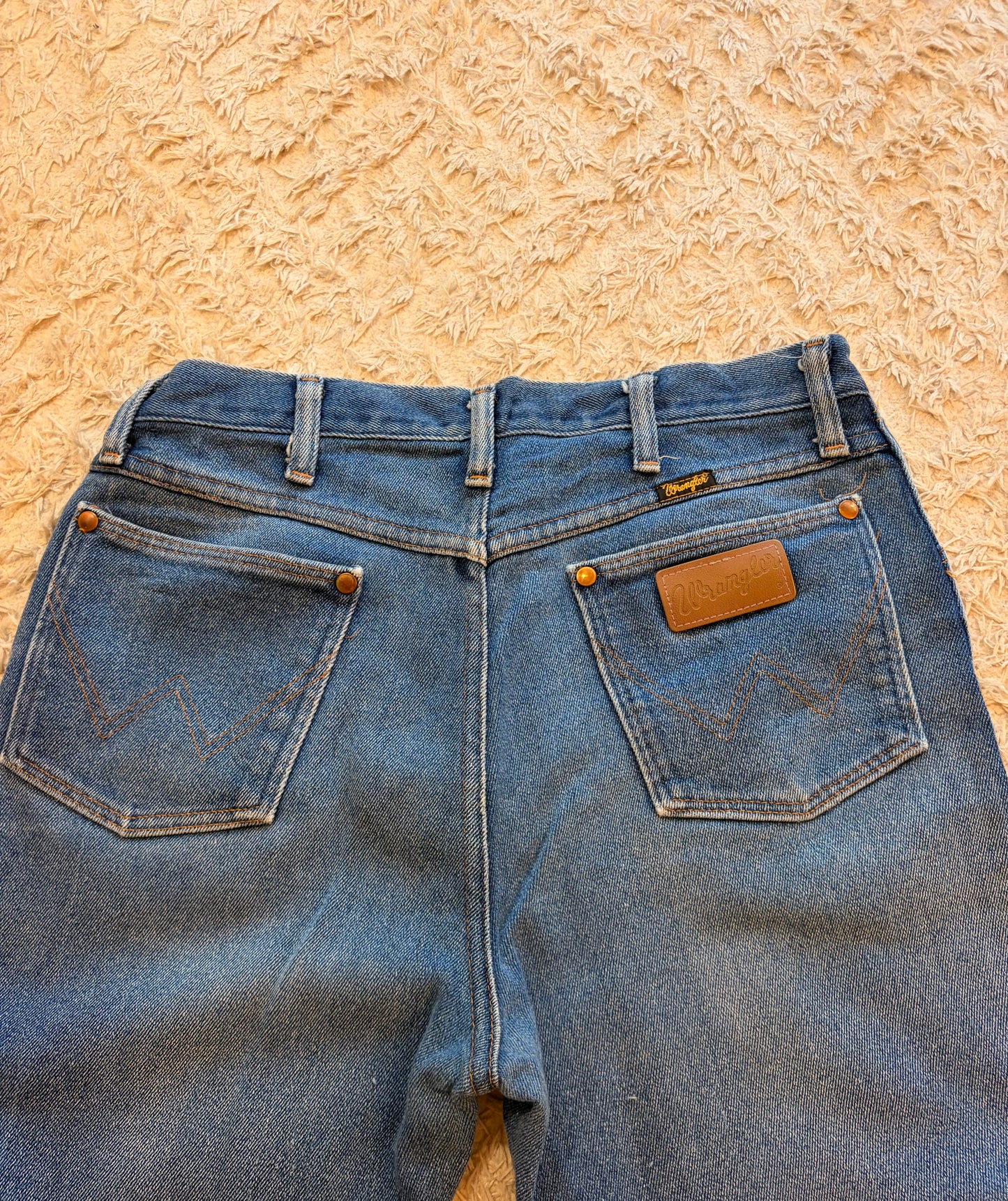 Jean Wrangler Vintage Authentic Straight Bleu Moyen Délavage Naturel 100% Coton Brut Bouton Relief Patch Logo Dos W34/L32 – Homme