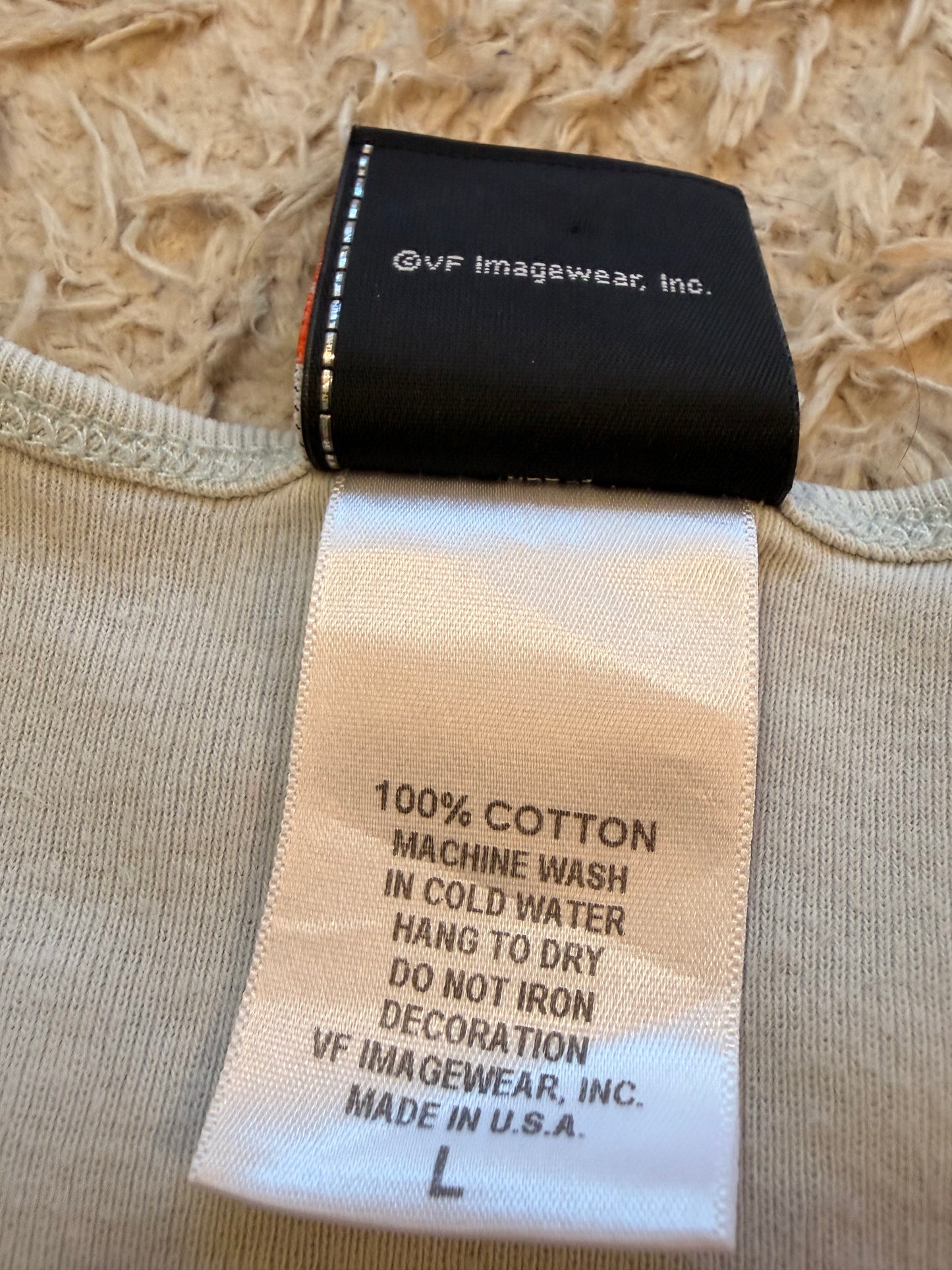 Débardeur Harley-Davidson Vintage 2008 Beige Sable Paillettes Argentées/Vertes Dos Ailes Myrtle Beach South Carolina 100% Coton Made in USA – Femme – Taille L