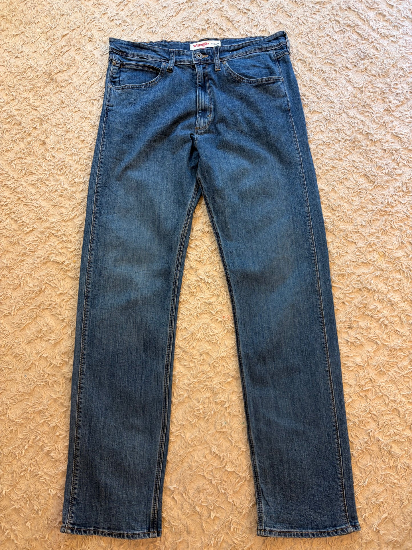 Jean Wrangler Regular Fit Bleu Moyen Délavage Naturel 98% Coton 2% Élasthanne Stretch W34/L32 – Homme – Taille 44