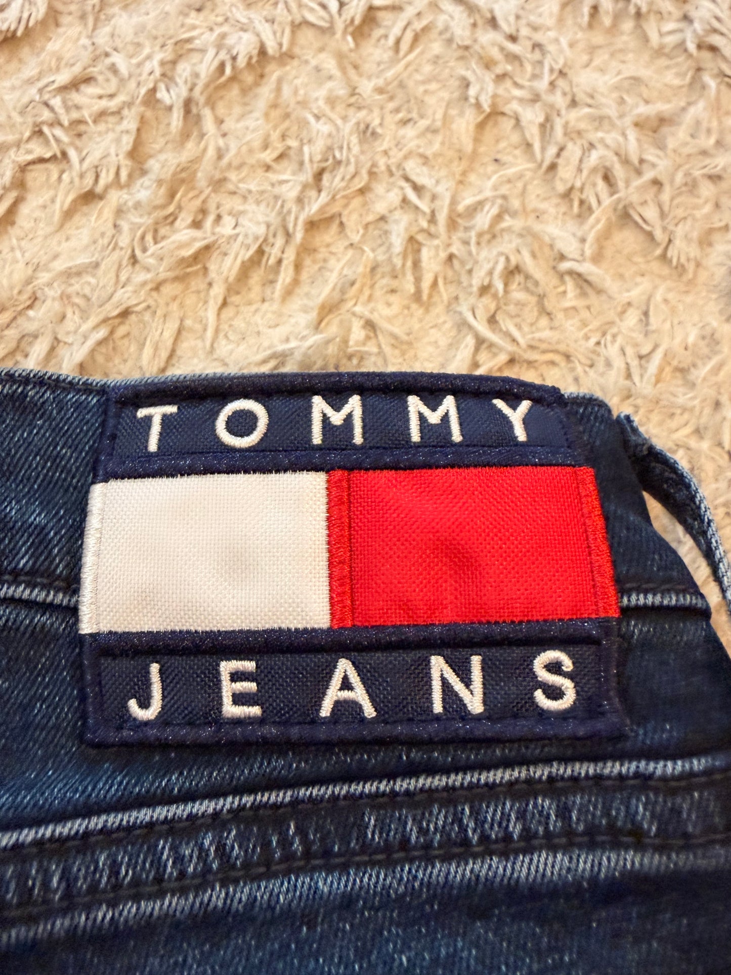 Jean Tommy Jeans Sylvia High Flare Bleu Foncé Brut W25/L32 98% Coton 2% Élasthanne Raw Hem Taille Haute – Femme