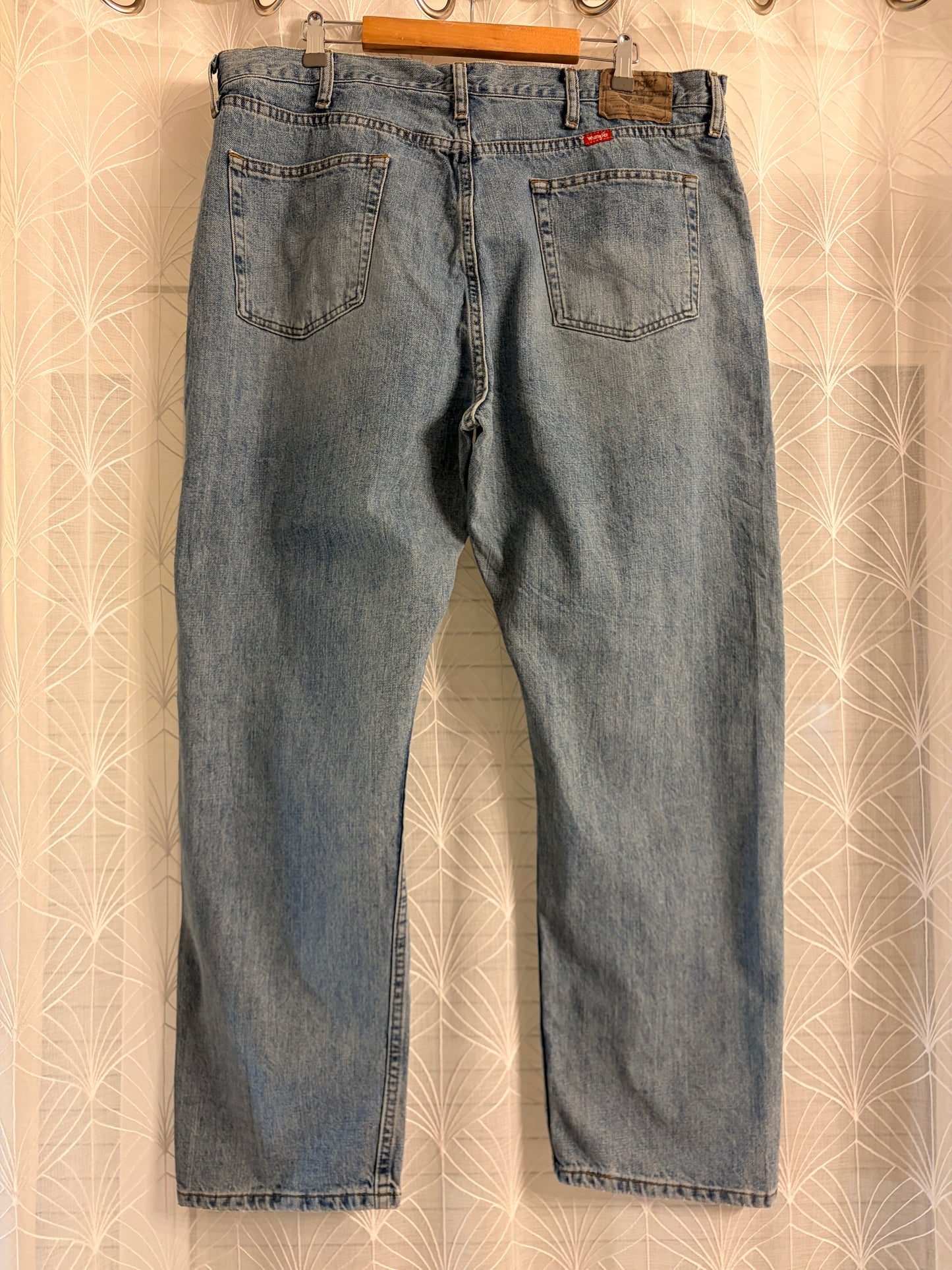 Jean Wrangler Premium Quality Relaxed Fit Bleu Clair Délavé 100% Coton W40/L30 (FR 48-50) – Homme Grande Taille – Très Bon état