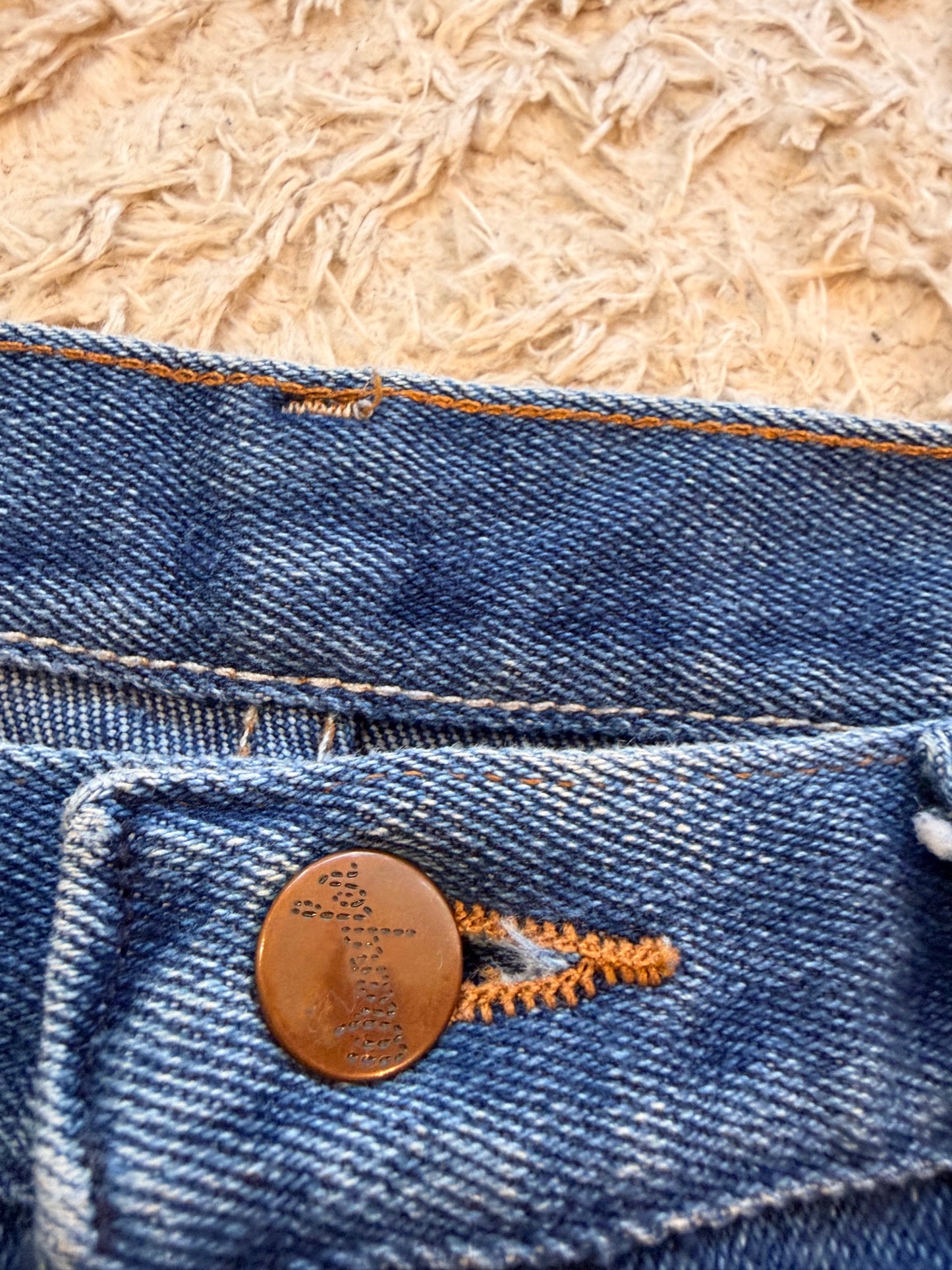 Jean Wrangler Vintage Authentic Straight Bleu Moyen Délavage Naturel 100% Coton Brut Bouton Relief Patch Logo Dos W34/L32 – Homme