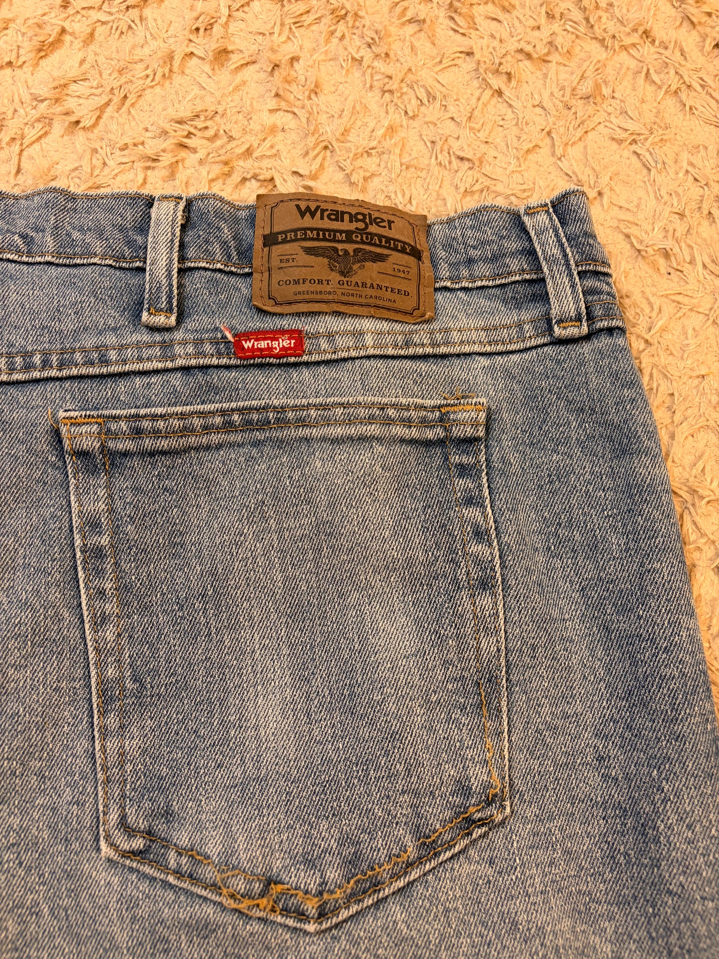 Jean Wrangler Premium Quality Classic Straight Bleu Clair Délavé 99% Coton Spandex W44/L32 (FR 52-54) – Homme Grande Taille – Très Bon état