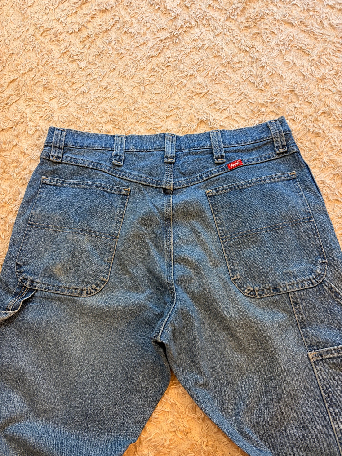Jean Carpenter Wrangler Bleu Délavé Mid-Blue Boucle Marteau Poches Outils Triples Surpiqûres W34/L32 – Homme