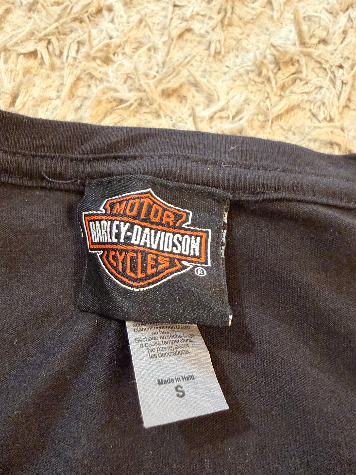 T-shirt Harley-Davidson 50ème Anniversaire Apol's Minnesota 1972-2022 Noir Strass Noirs Lettrage Argenté Bas Asymmétrique – Femme – Taille S
