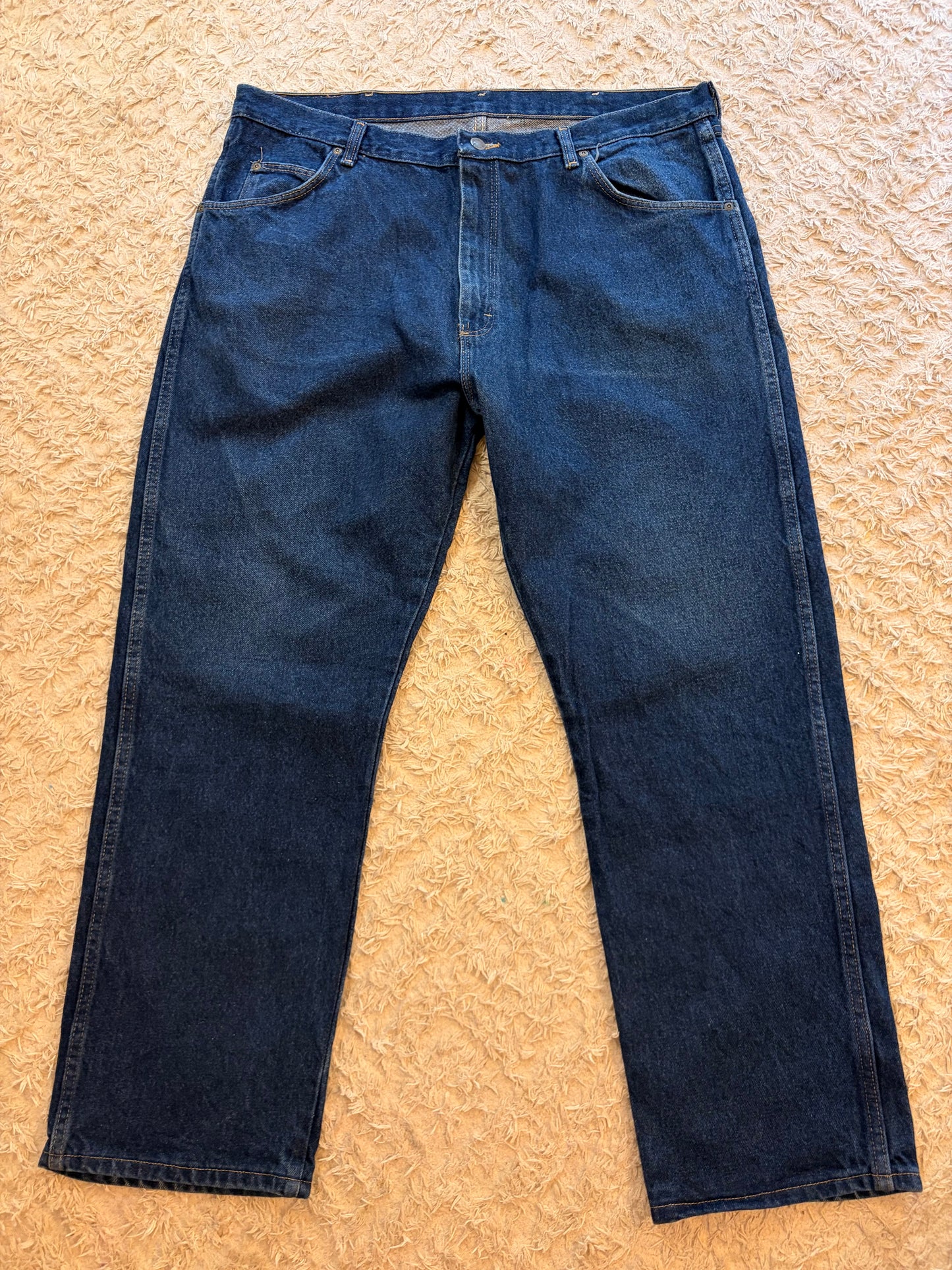 Jean Wrangler Rugged Wear Bleu Foncé Indigo 100% Coton Lourd Bouton Logoté Rivets Cuivre W40/L29 – Homme – Taille 50