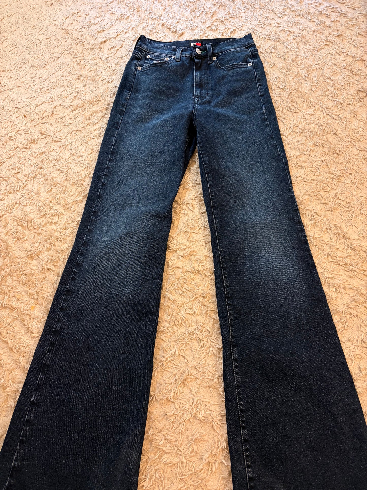 Jean Tommy Jeans Sylvia High Flare Bleu Foncé Brut W25/L32 98% Coton 2% Élasthanne Raw Hem Taille Haute – Femme