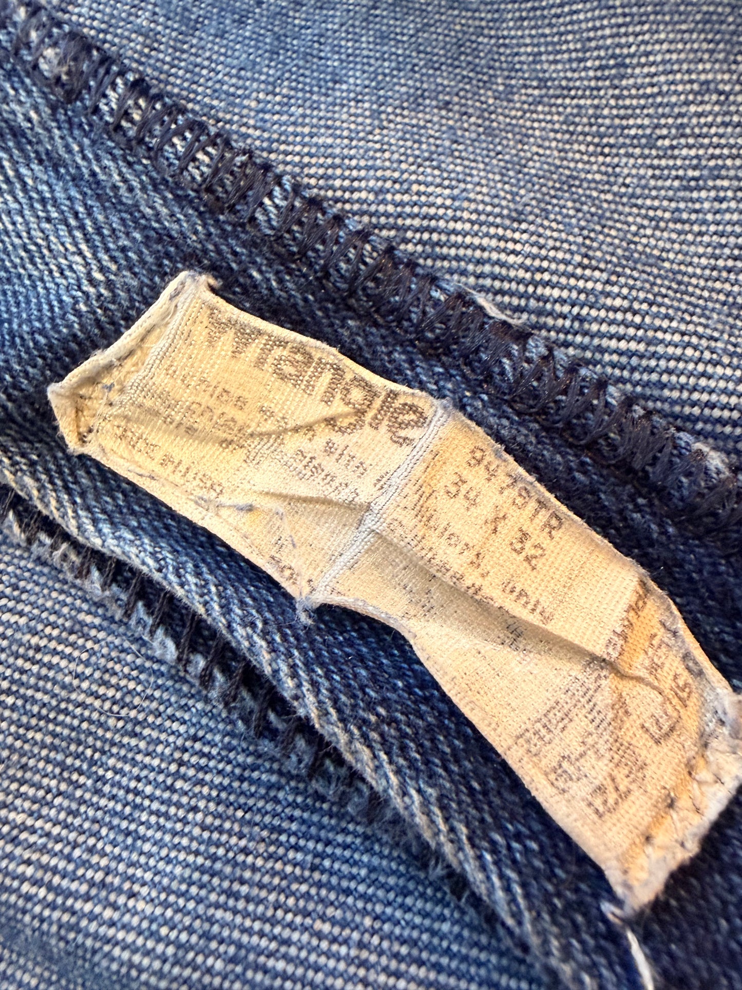 Jean Wrangler Vintage Authentic Straight Bleu Moyen Délavage Naturel 100% Coton Brut Bouton Relief Patch Logo Dos W34/L32 – Homme