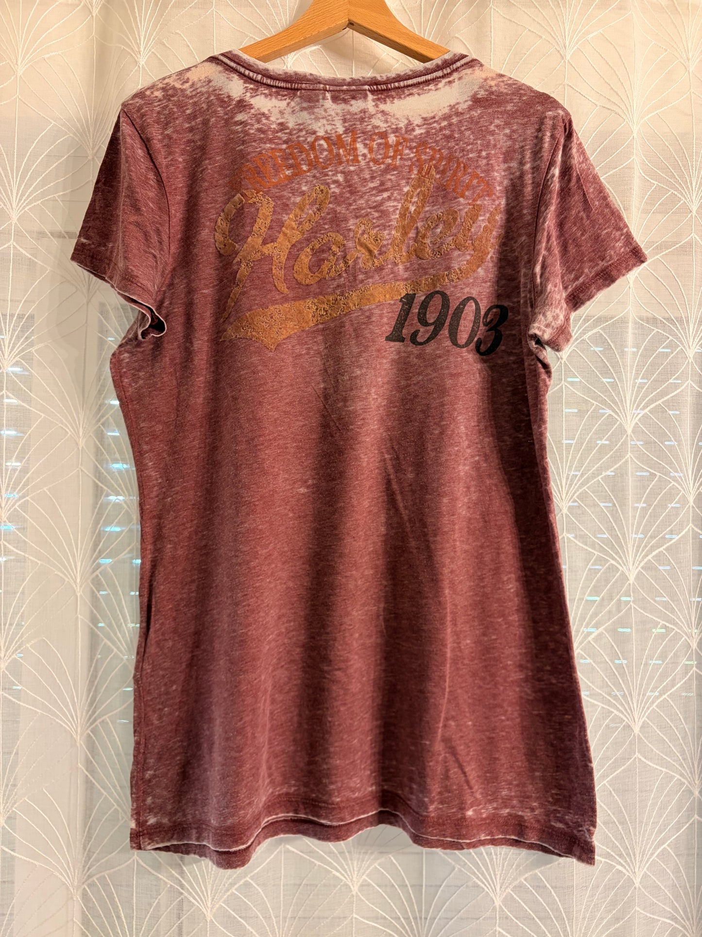 T-shirt Harley-Davidson MotorClothes Col Tunisien Boutoné Acid Wash Pourpre/Bordeaux Délavé Paillettes Dorées Freedom of the Road 1903 – Femme – Taille L