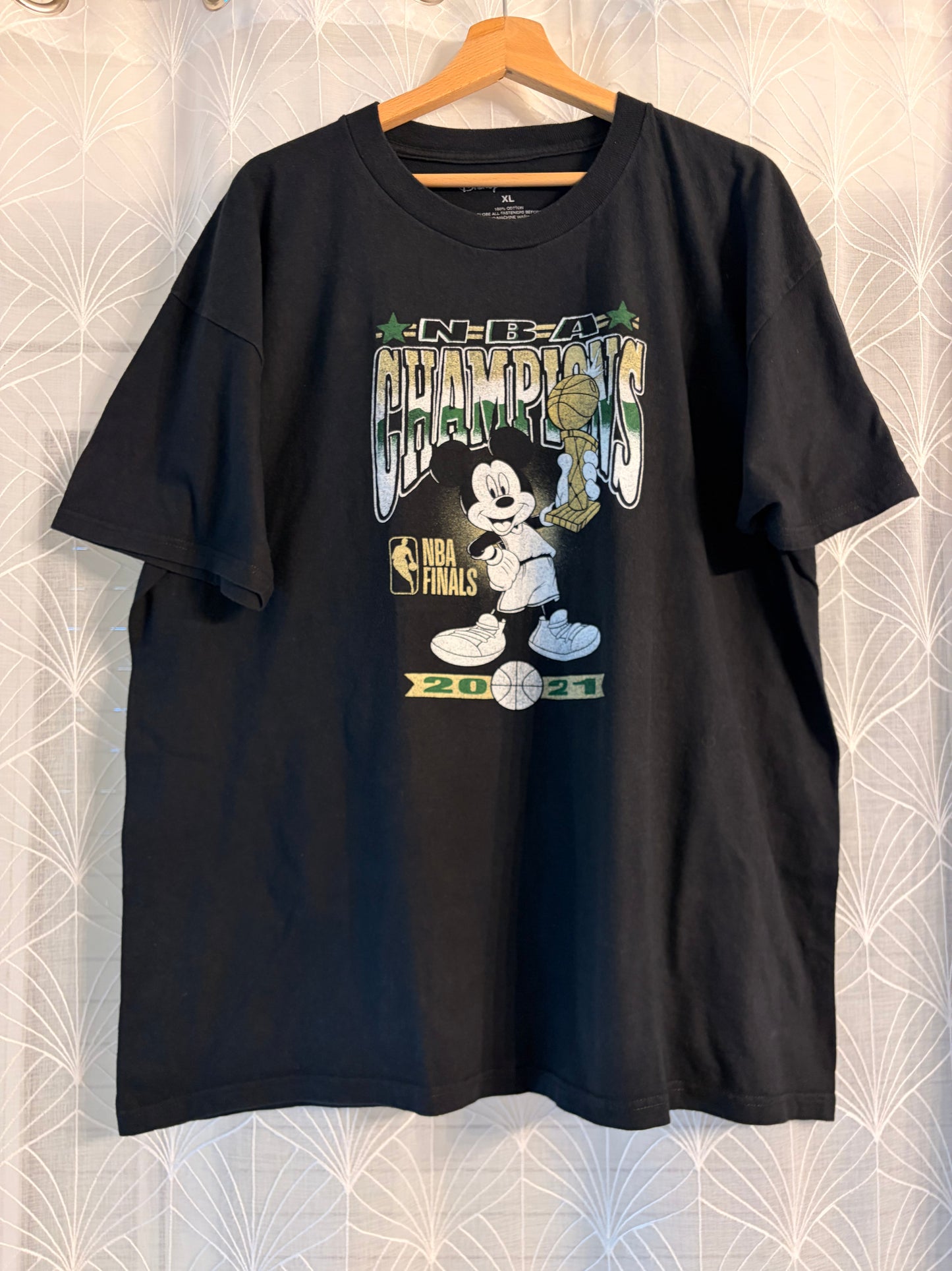 T-shirt Disney x Junk Food Milwaukee Bucks NBA Champions 2021 Noir – Mixte – Taille XL
