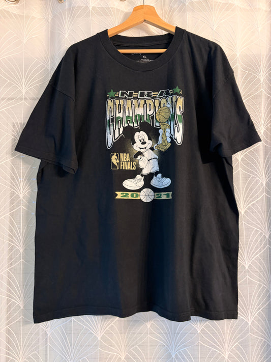 T-shirt Disney x Junk Food Milwaukee Bucks NBA Champions 2021 Noir – Mixte – Taille XL