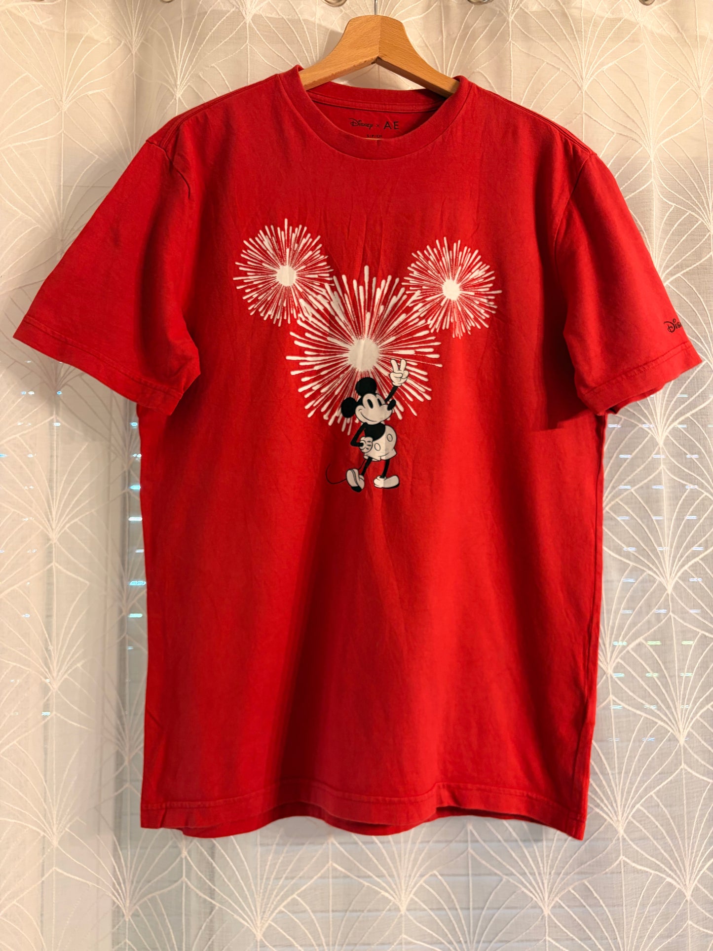 T-shirt Disney x American Eagle Mickey Feux d’Artifice Rouge – Taille S