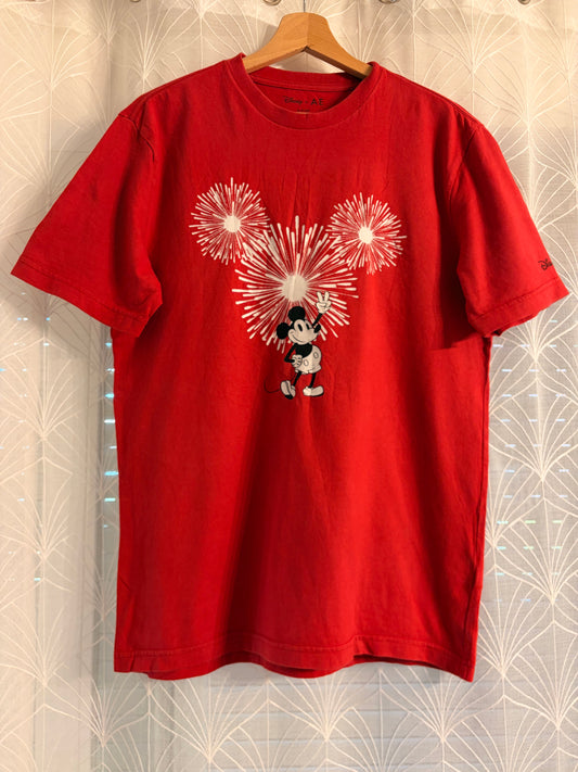 T-shirt Disney x American Eagle Mickey Feux d’Artifice Rouge – Taille S
