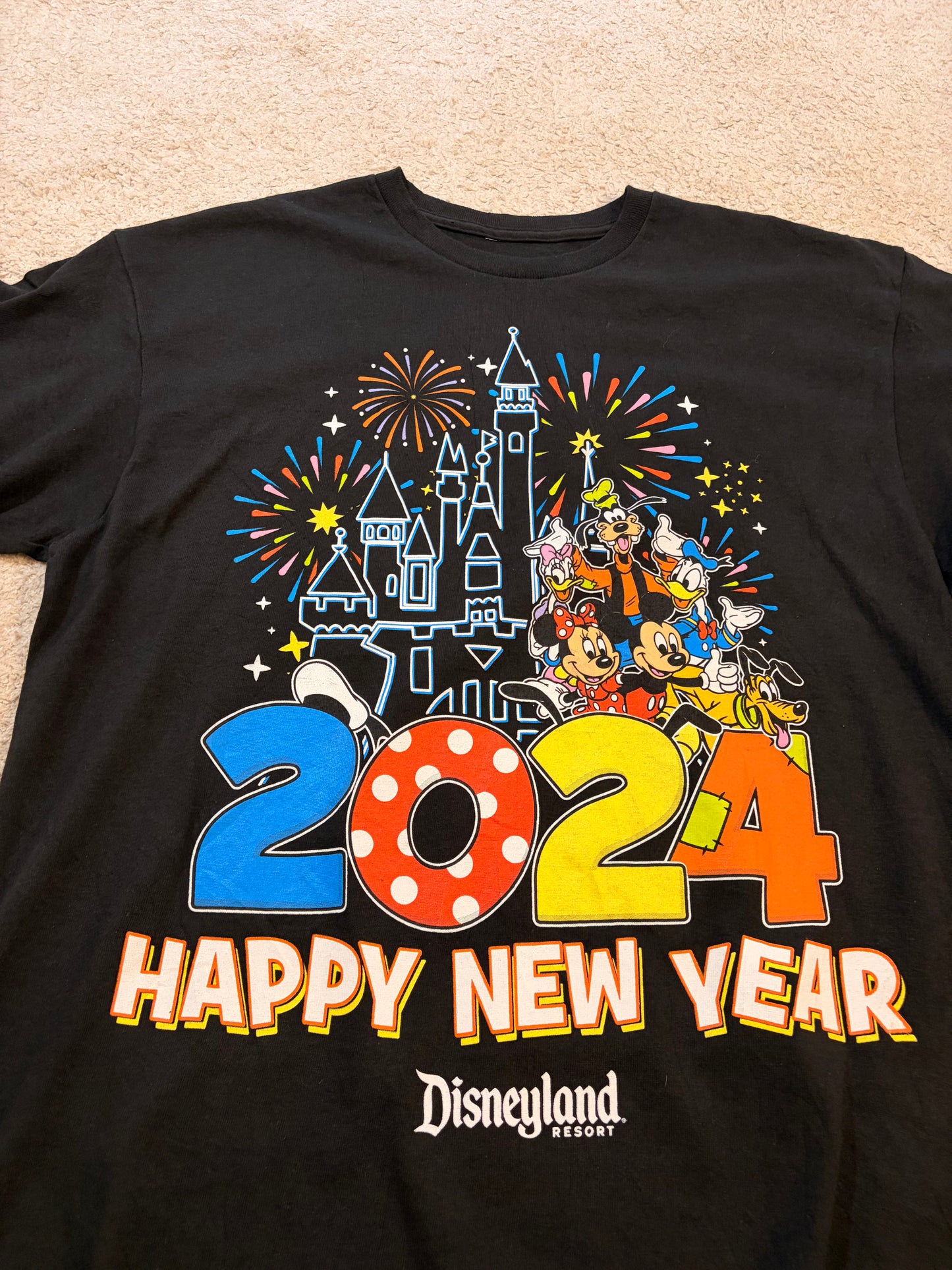 T-shirt Disneyland Resort Happy New Year 2024 Noir Collector – Taille L | Seconde Main