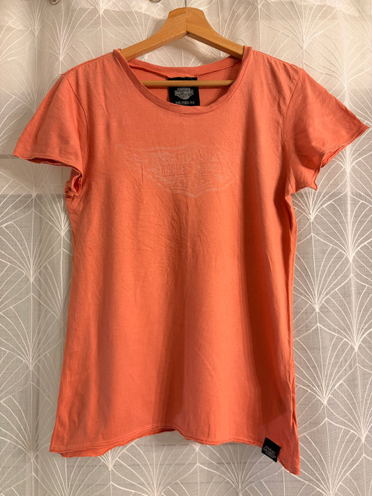T-shirt Harley-Davidson Museum Corail/Orange Délavé – Femme – Taille S