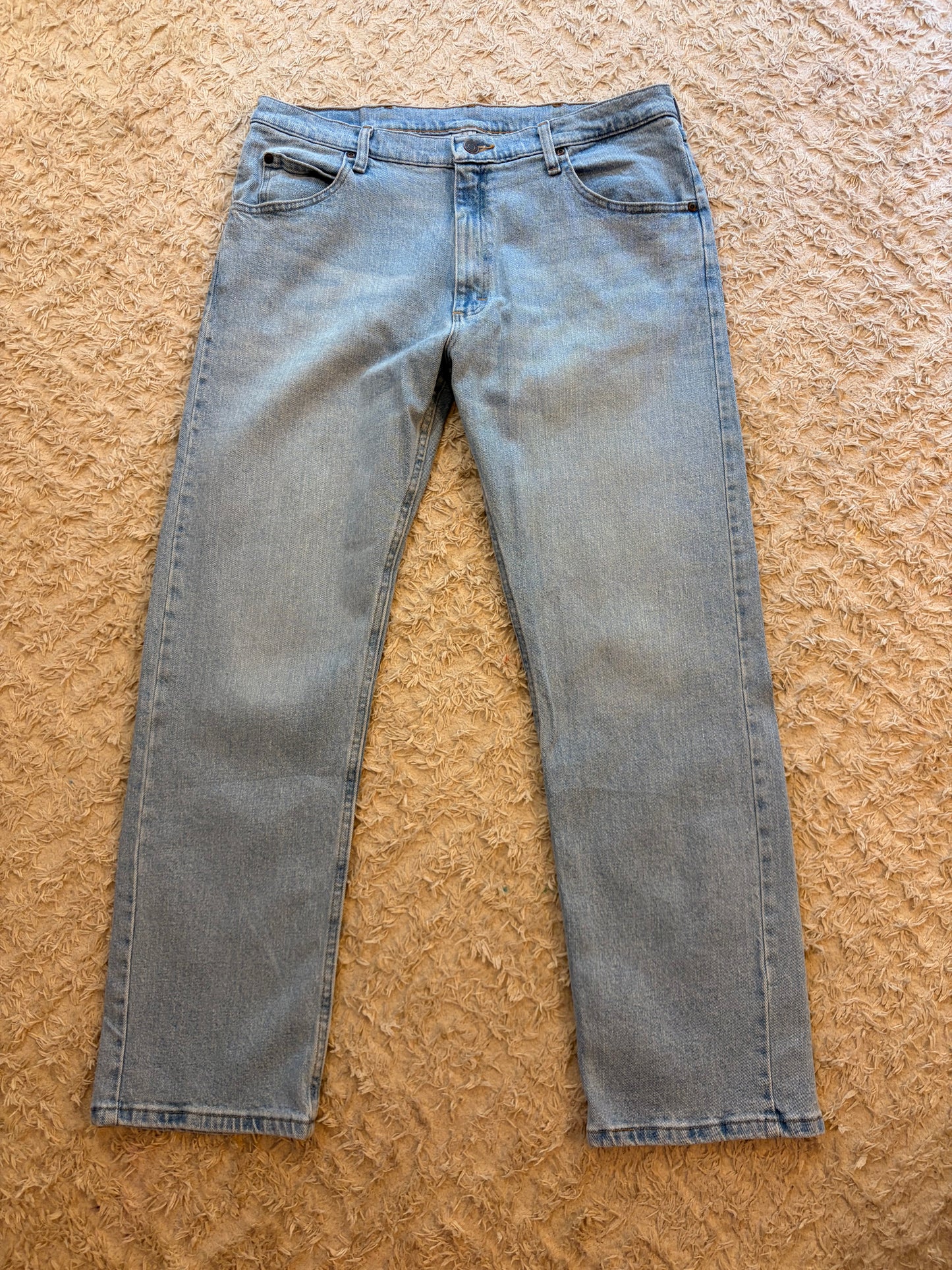 Jean Wrangler Premium Quality Comfort Guaranteed Bleu Clair Délavé Light Wash 99% Coton 1% Élasthanne W36/L30 – Homme – Taille 46