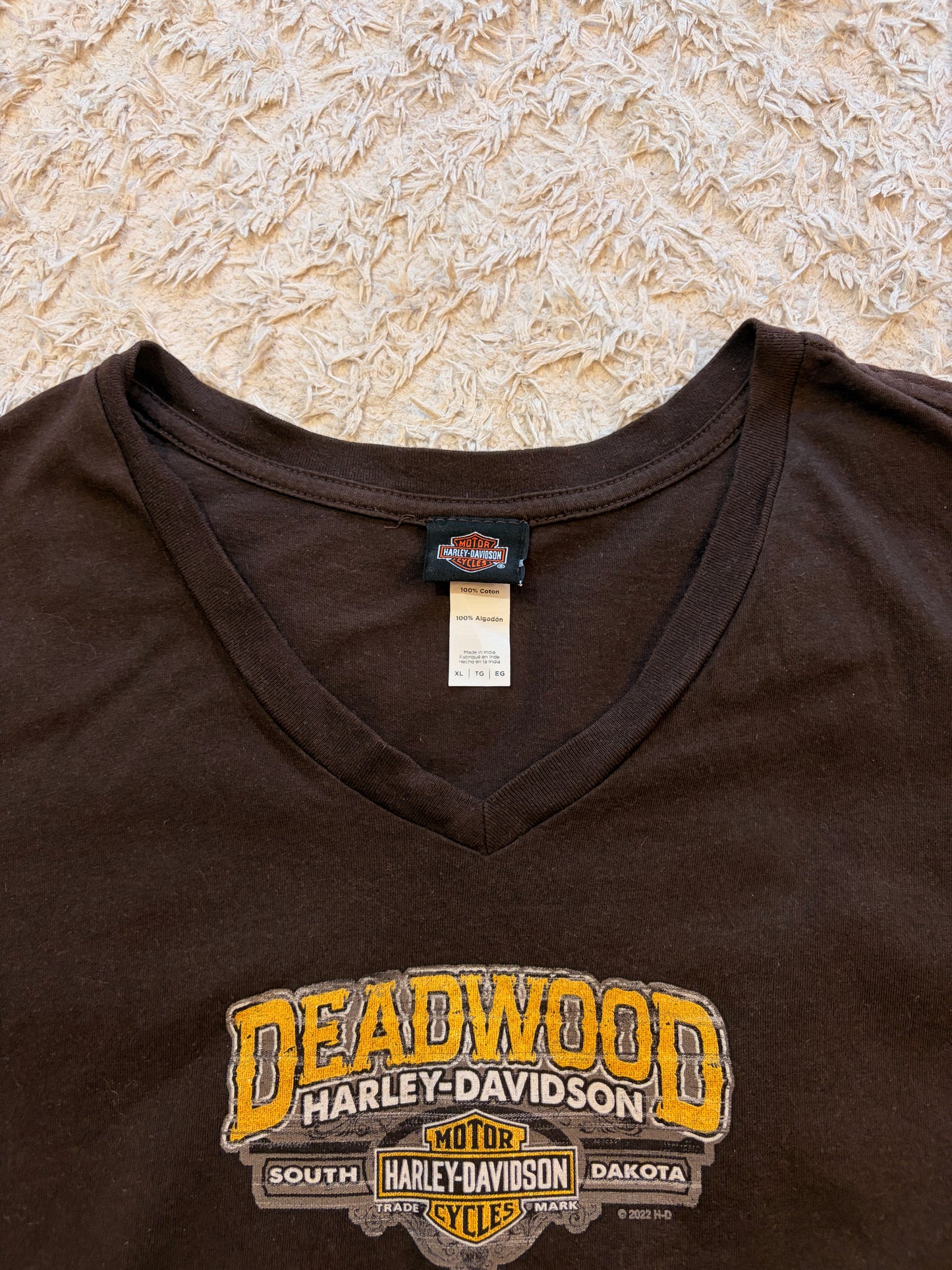 T-shirt Harley-Davidson Col V 2022 Deadwood South Dakota Marron Chocolat 100% Coton Logo Poitrine et Dos – Femme – Taille XL