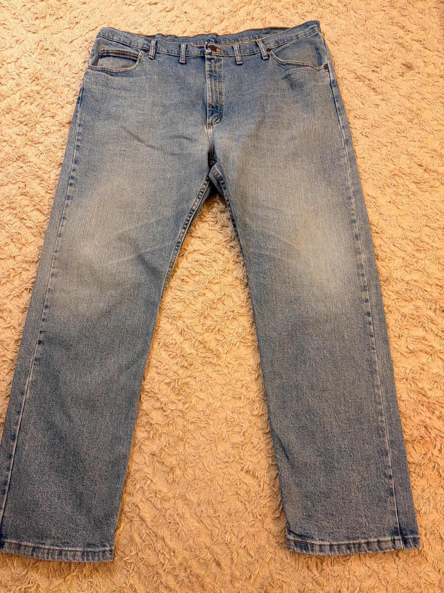 Jean Wrangler Premium Quality Classic Straight Bleu Clair Délavé 99% Coton Spandex W44/L32 (FR 52-54) – Homme Grande Taille – Très Bon état