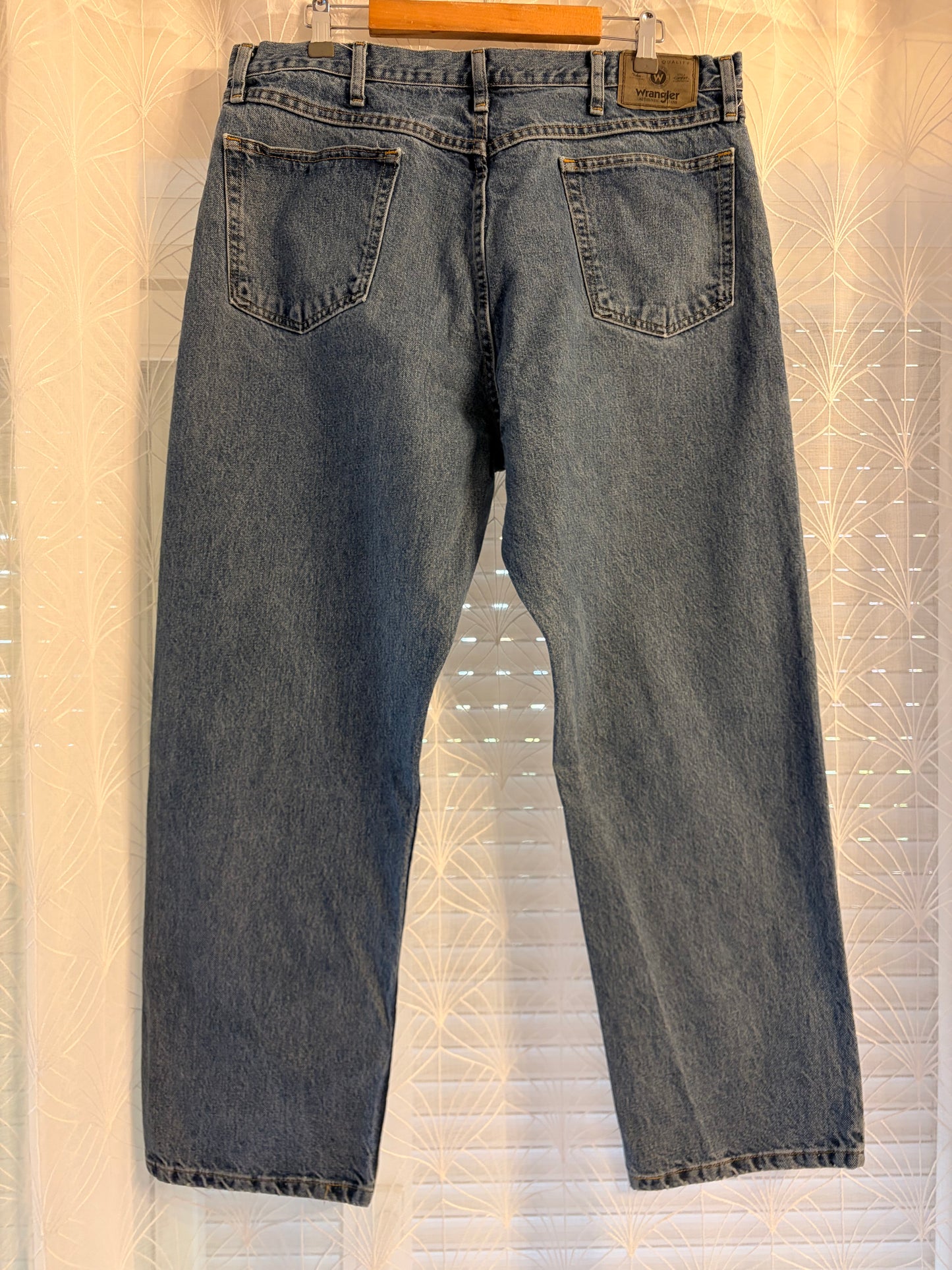 Jean Wrangler Authentic Relaxed Fit Bleu Moyen Délavé 100% Coton W38/L30 – Homme – Taille 48
