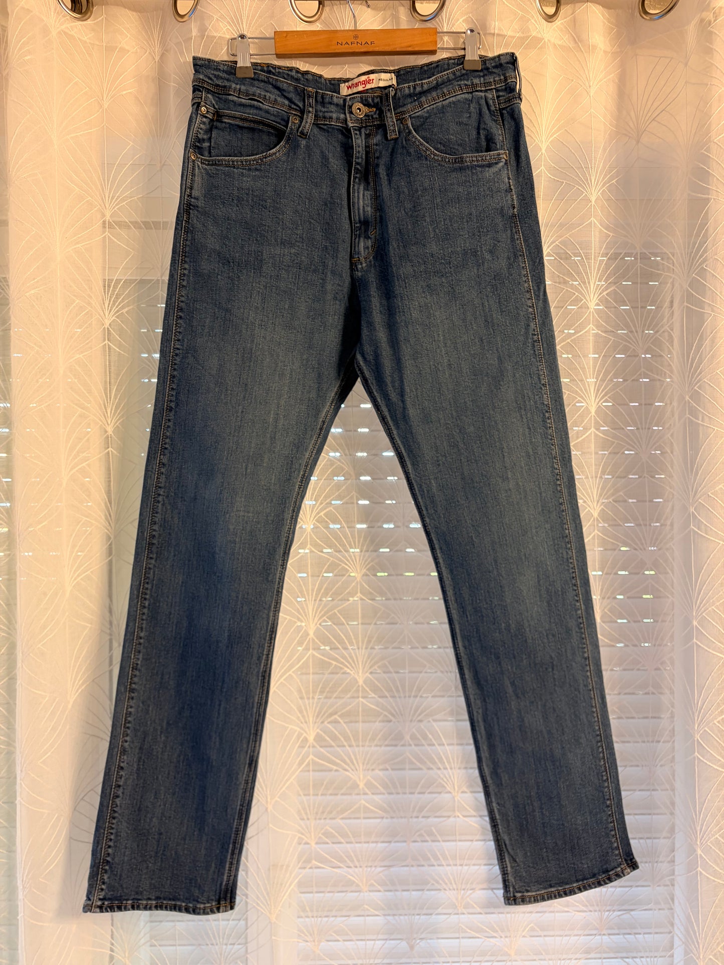 Jean Wrangler Regular Fit Bleu Moyen Délavage Naturel 98% Coton 2% Élasthanne Stretch W34/L32 – Homme – Taille 44