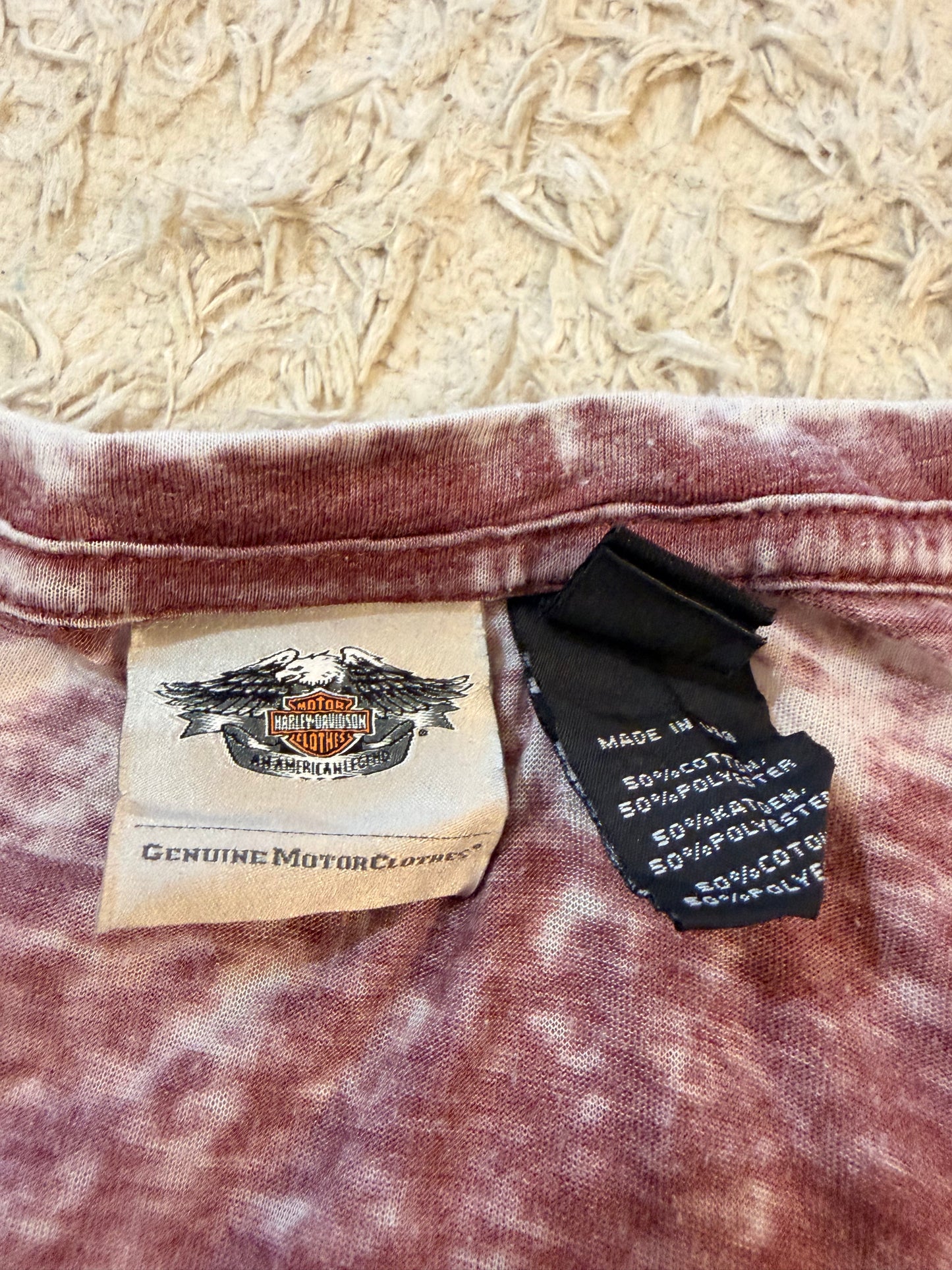T-shirt Harley-Davidson MotorClothes Col Tunisien Boutoné Acid Wash Pourpre/Bordeaux Délavé Paillettes Dorées Freedom of the Road 1903 – Femme – Taille L