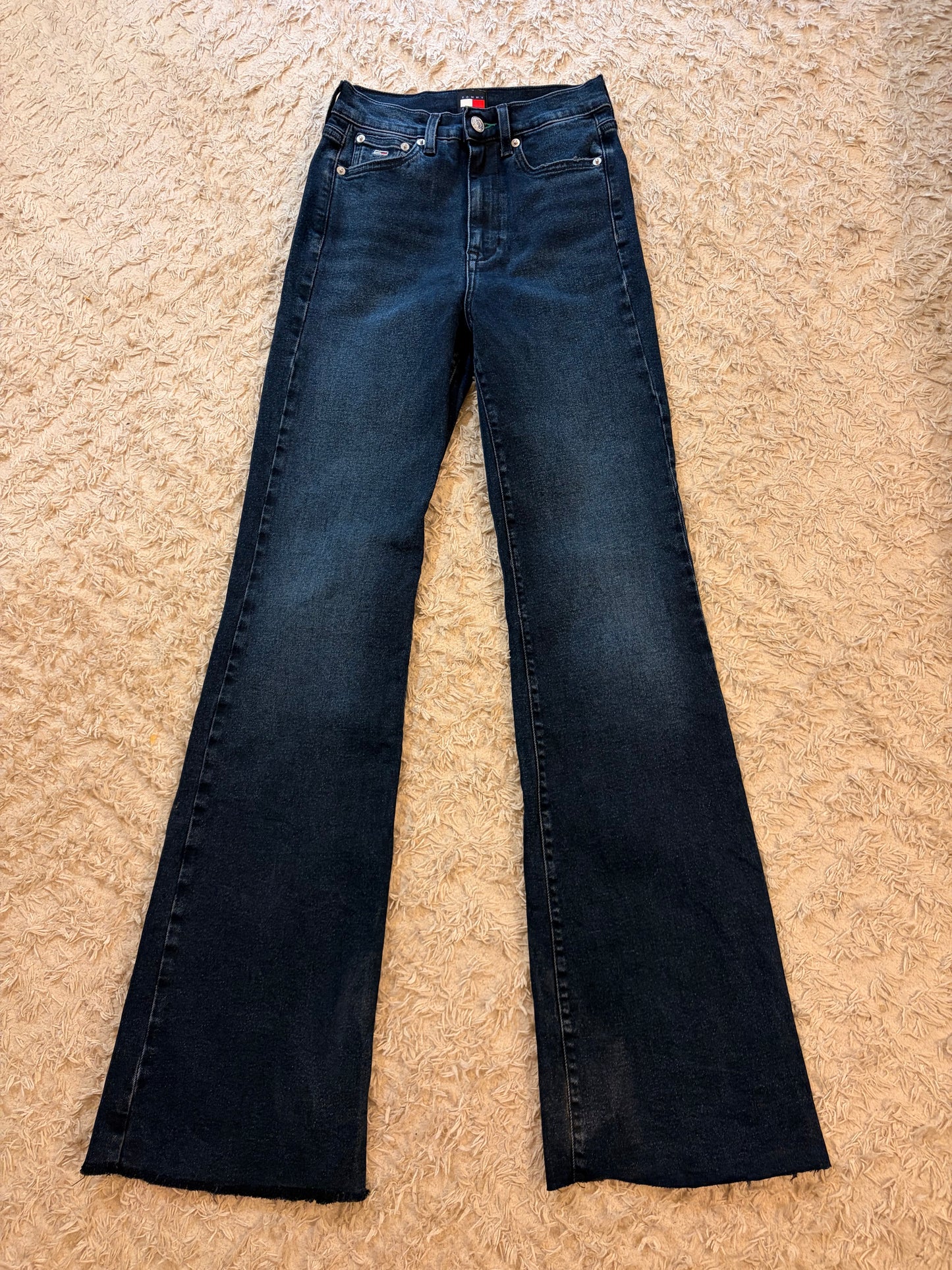 Jean Tommy Jeans Sylvia High Flare Bleu Foncé Brut W25/L32 98% Coton 2% Élasthanne Raw Hem Taille Haute – Femme