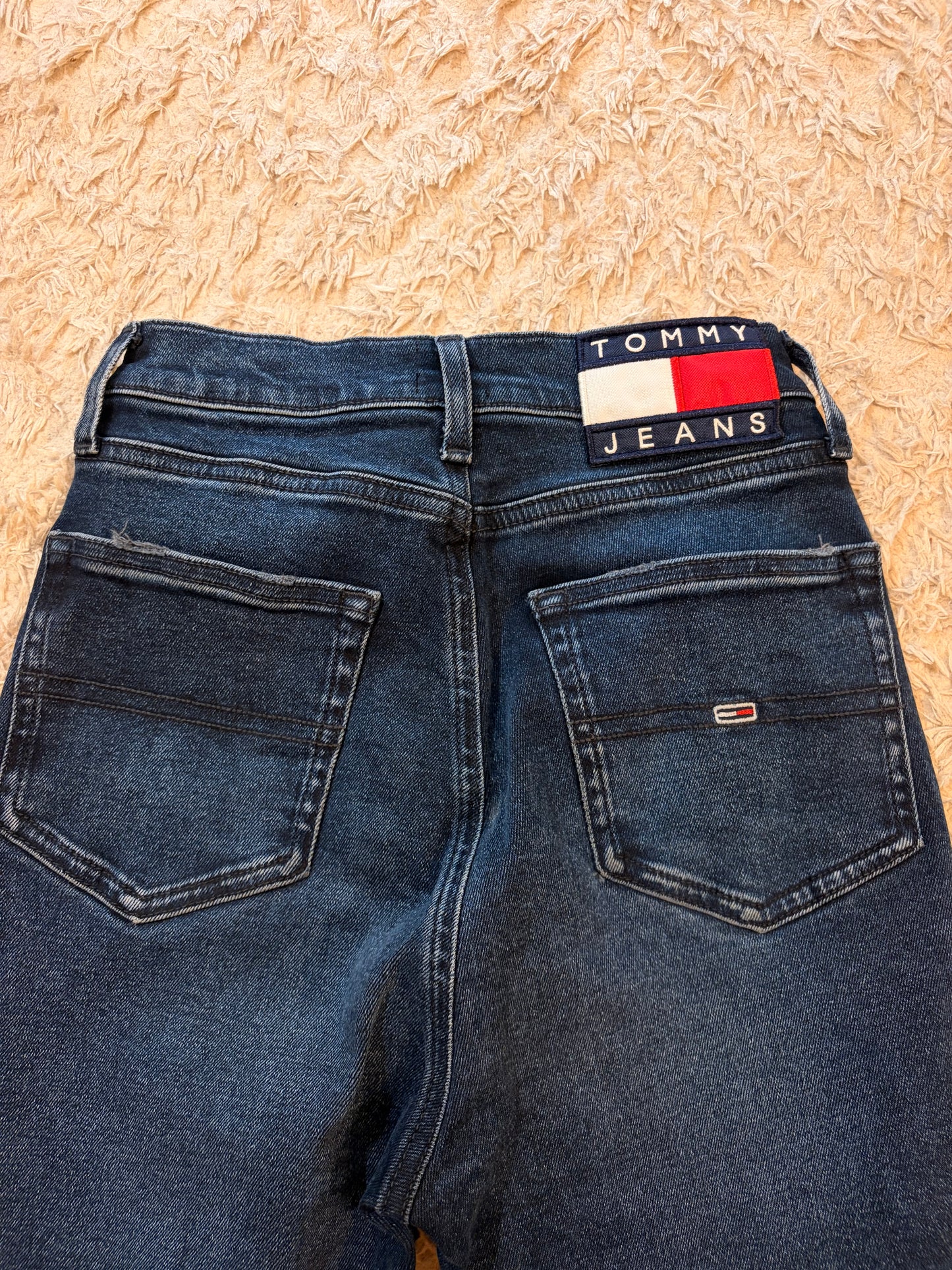 Jean Tommy Jeans Sylvia High Flare Bleu Foncé Brut W25/L32 98% Coton 2% Élasthanne Raw Hem Taille Haute – Femme