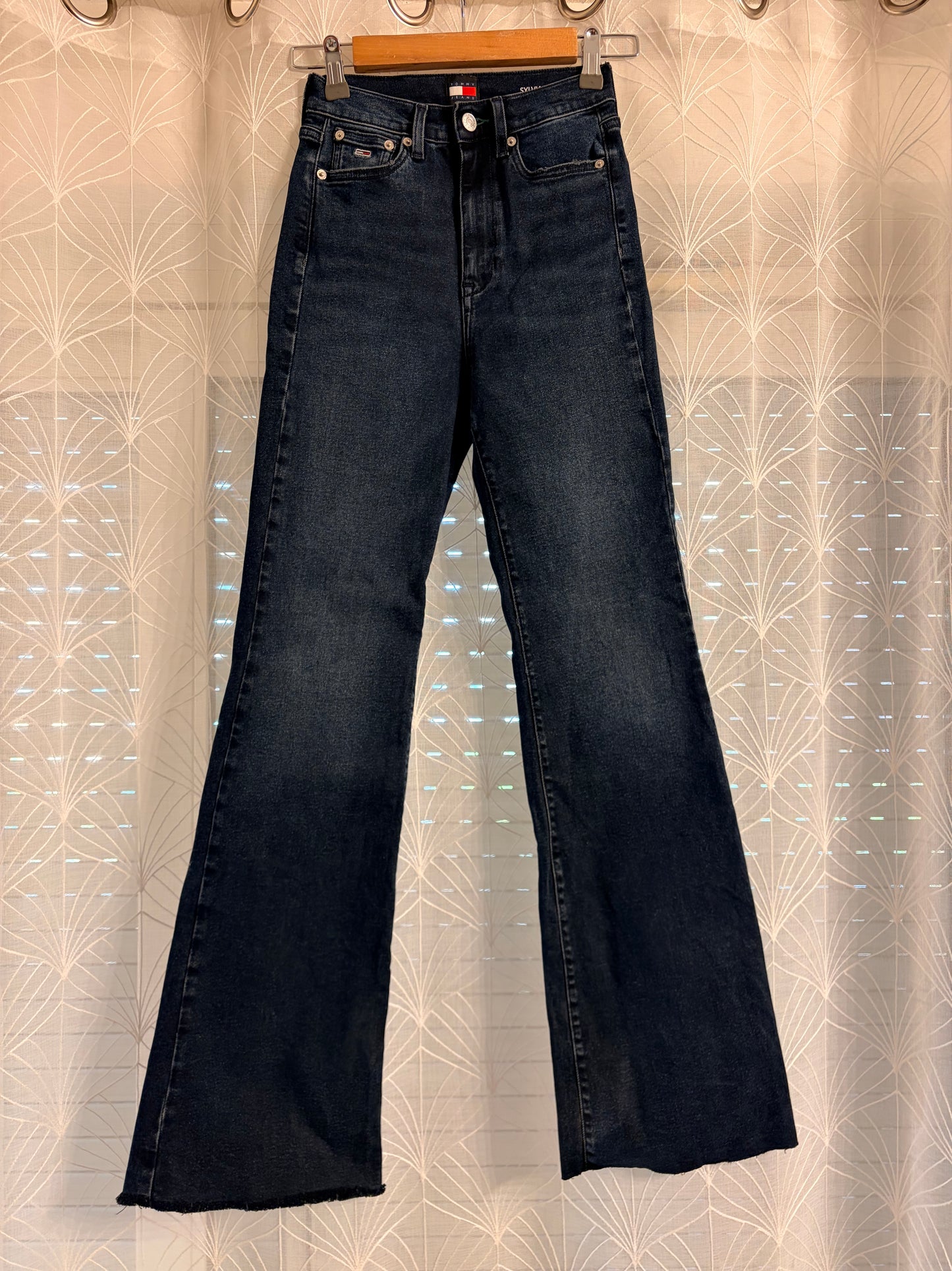 Jean Tommy Jeans Sylvia High Flare Bleu Foncé Brut W25/L32 98% Coton 2% Élasthanne Raw Hem Taille Haute – Femme