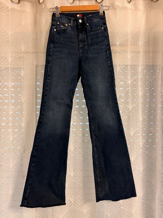 Jean Tommy Jeans Sylvia High Flare Bleu Foncé Brut W25/L32 98% Coton 2% Élasthanne Raw Hem Taille Haute – Femme