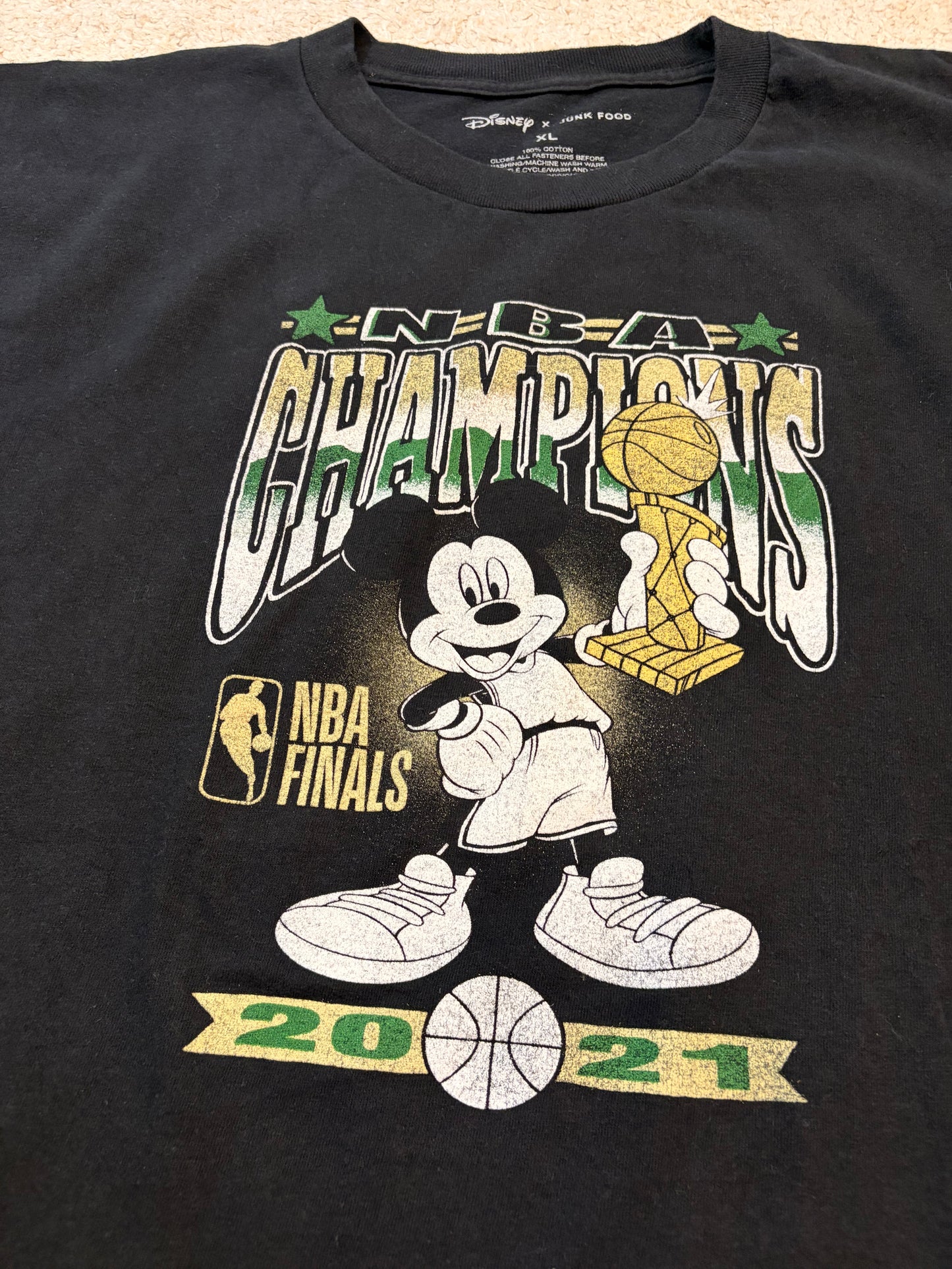 T-shirt Disney x Junk Food Milwaukee Bucks NBA Champions 2021 Noir – Mixte – Taille XL
