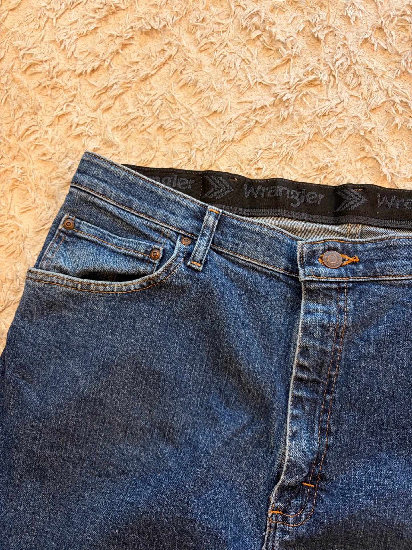 Jean Wrangler Authentics Regular Fit Comfort Flex Waistband Bleu Délavage Classique 88% Coton 10% Polyester 2% Spandex Ceinture Élastique W38/L30 – Homme – Taille 48