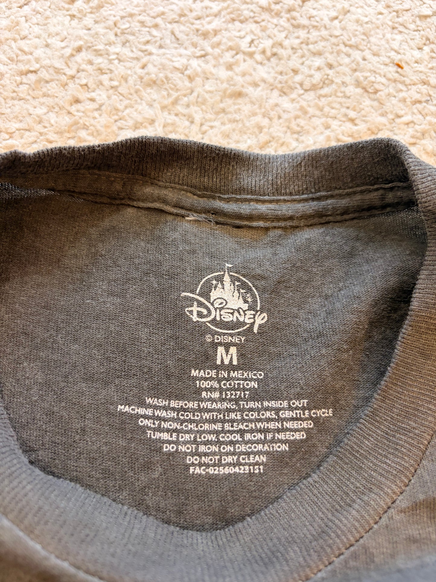 T-shirt Disney Halloween Magic Kingdom 2023 Mickey Vampire – Gris Anthracite – Taille M