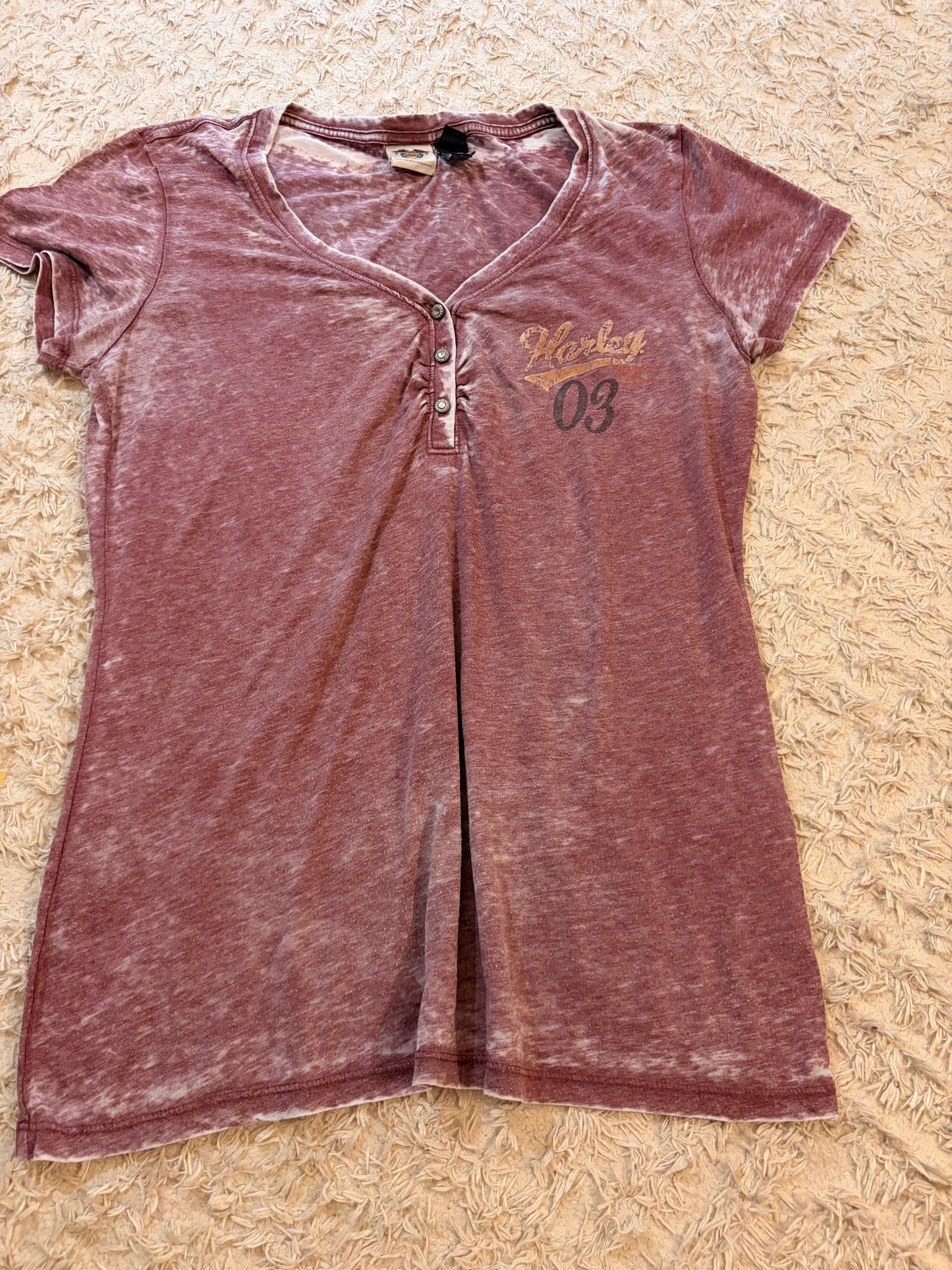 T-shirt Harley-Davidson MotorClothes Col Tunisien Boutoné Acid Wash Pourpre/Bordeaux Délavé Paillettes Dorées Freedom of the Road 1903 – Femme – Taille L
