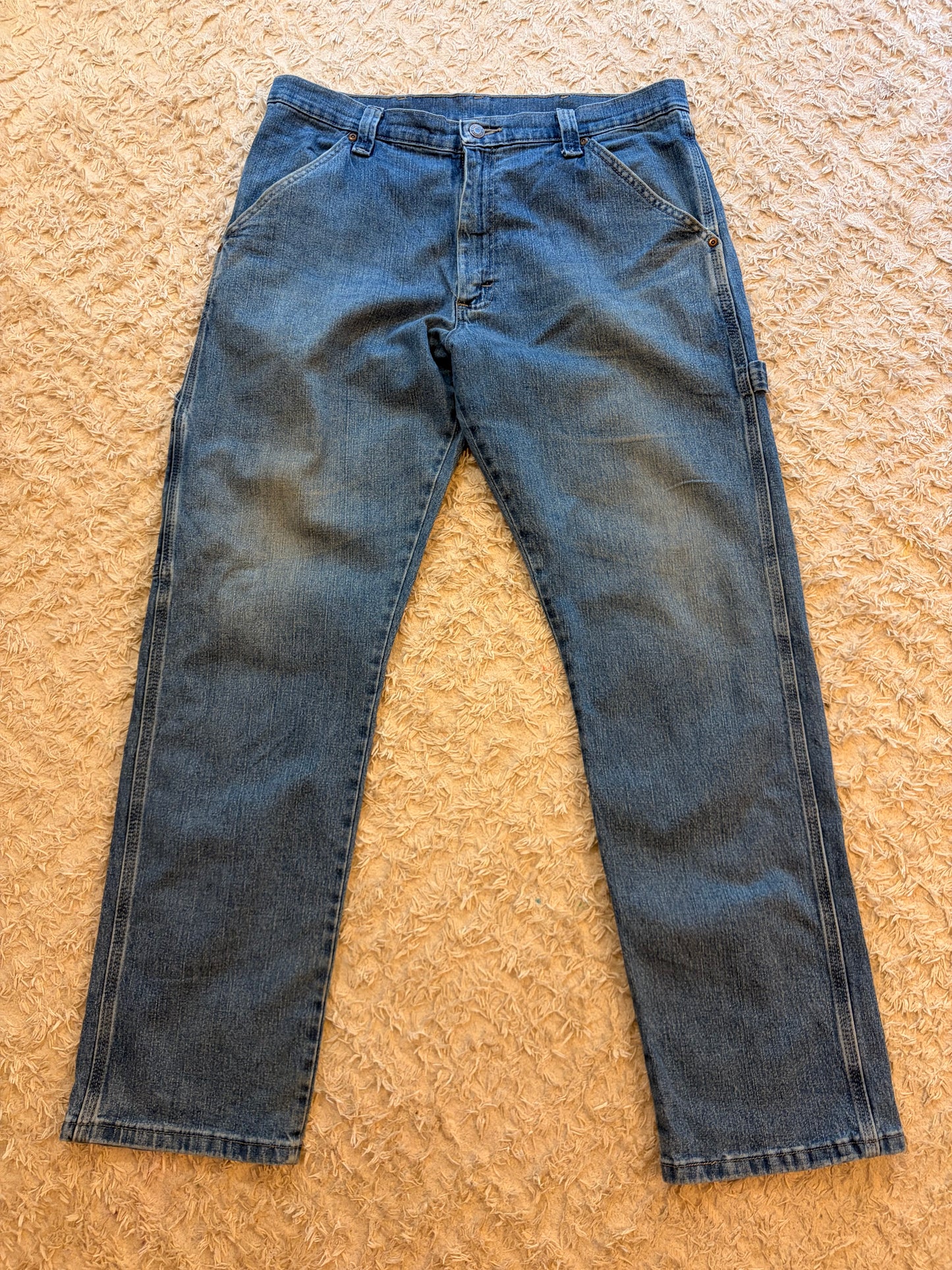Jean Carpenter Wrangler Bleu Délavé Mid-Blue Boucle Marteau Poches Outils Triples Surpiqûres W34/L32 – Homme
