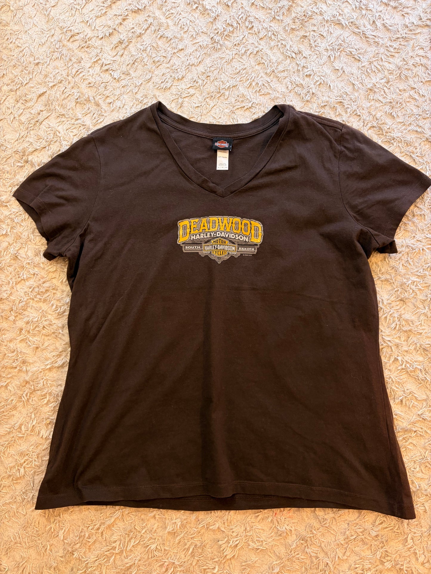 T-shirt Harley-Davidson Col V 2022 Deadwood South Dakota Marron Chocolat 100% Coton Logo Poitrine et Dos – Femme – Taille XL