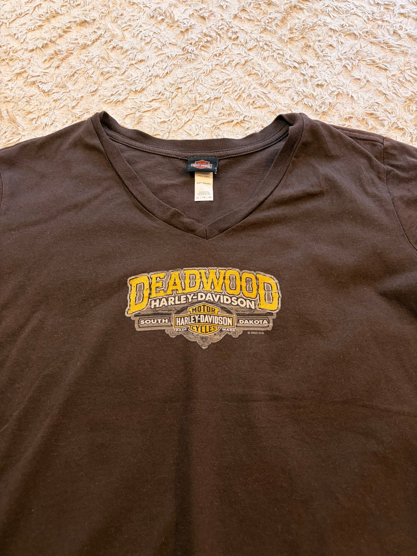 T-shirt Harley-Davidson Col V 2022 Deadwood South Dakota Marron Chocolat 100% Coton Logo Poitrine et Dos – Femme – Taille XL
