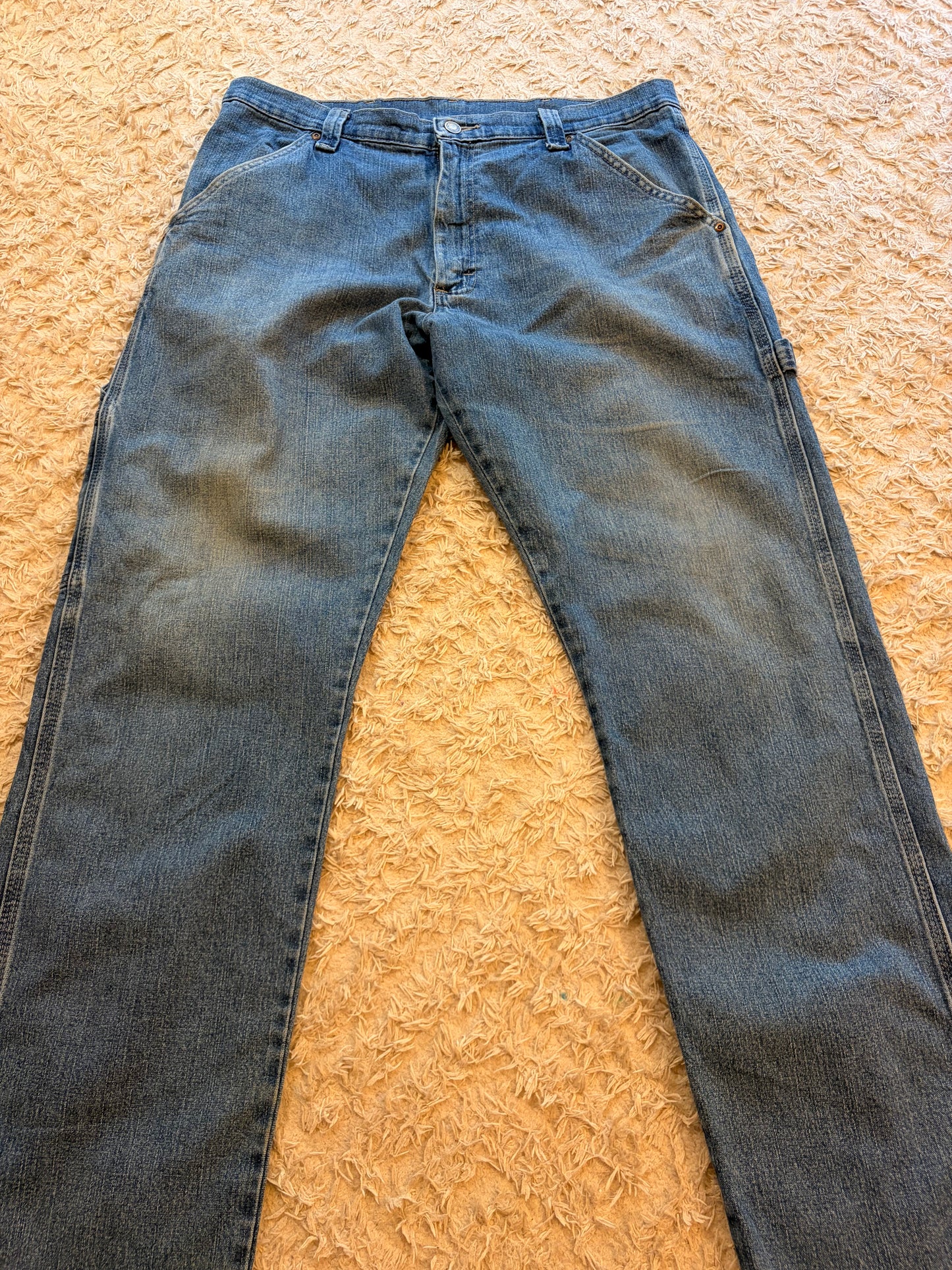 Jean Carpenter Wrangler Bleu Délavé Mid-Blue Boucle Marteau Poches Outils Triples Surpiqûres W34/L32 – Homme
