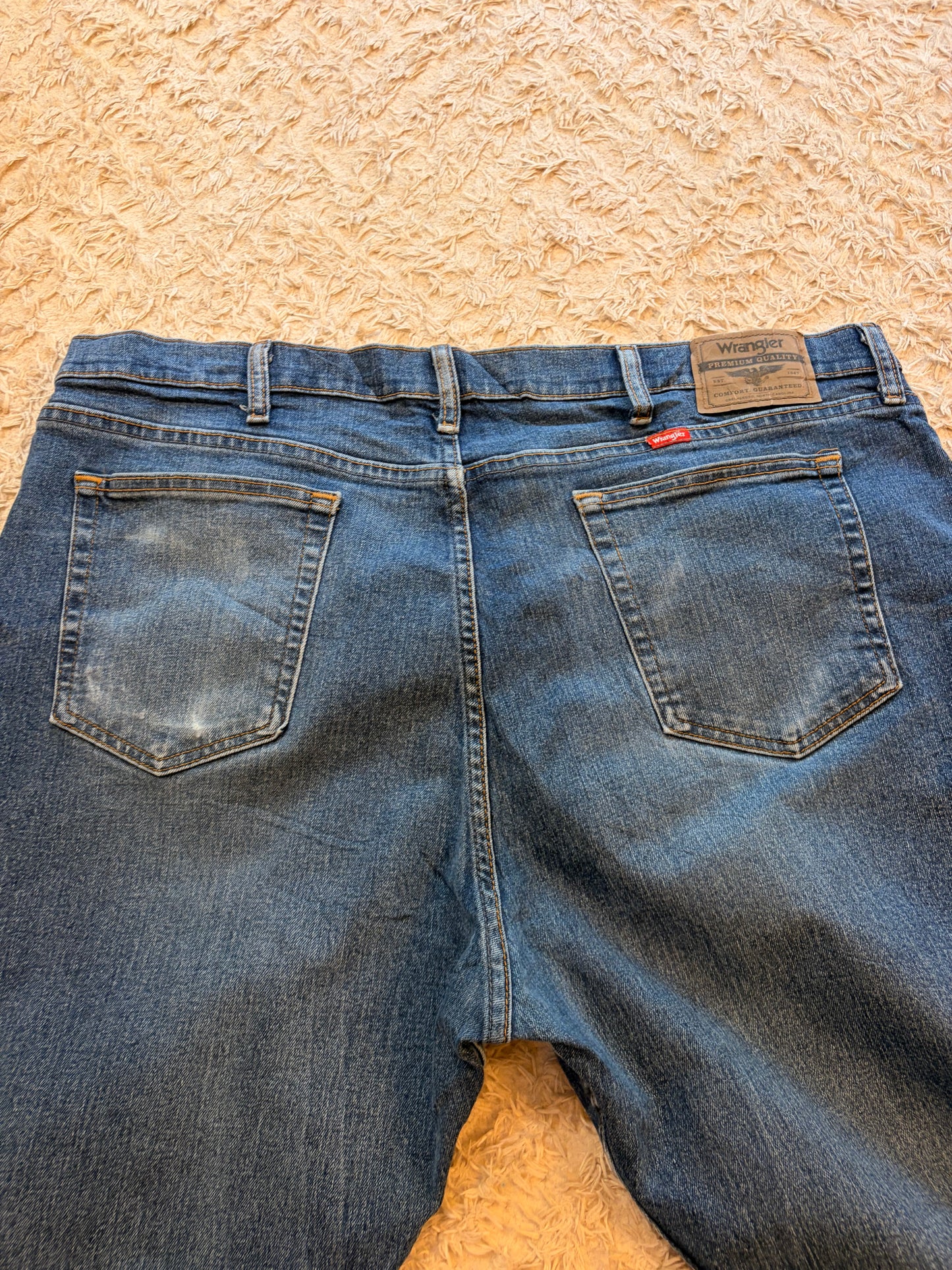 Jean Wrangler Premium Quality Comfort Guaranteed Bleu Moyen Délavage Naturel 86% Coton 12% Polyester 2% Élasthanne Regular Straight Made in Mexico W40/L30 – Homme – Taille 50